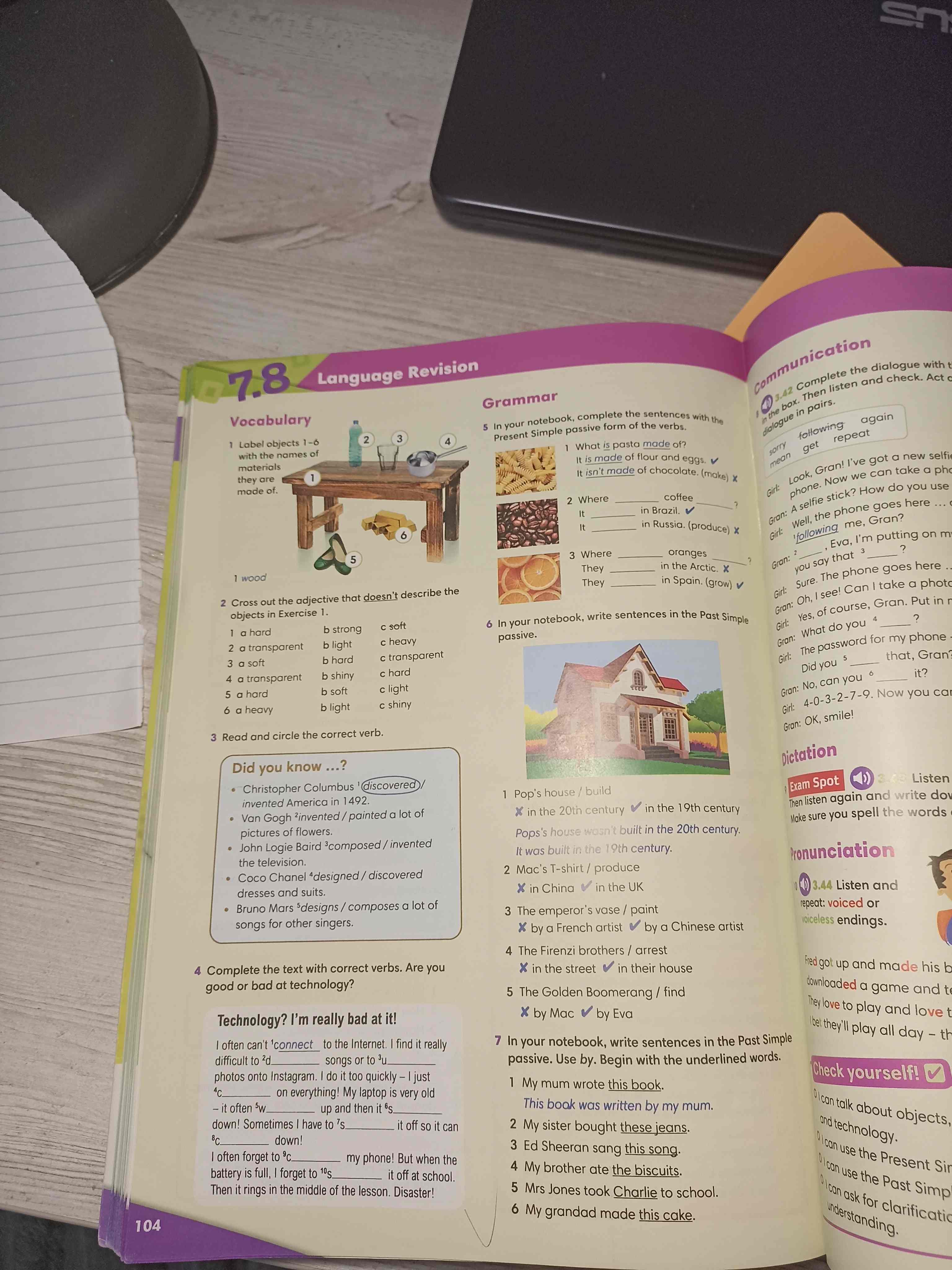 Фото задания: 4 Complete the text with correct verbs. Are you good or bad at technology? Technology? I'm really bad at it! I often can't…
