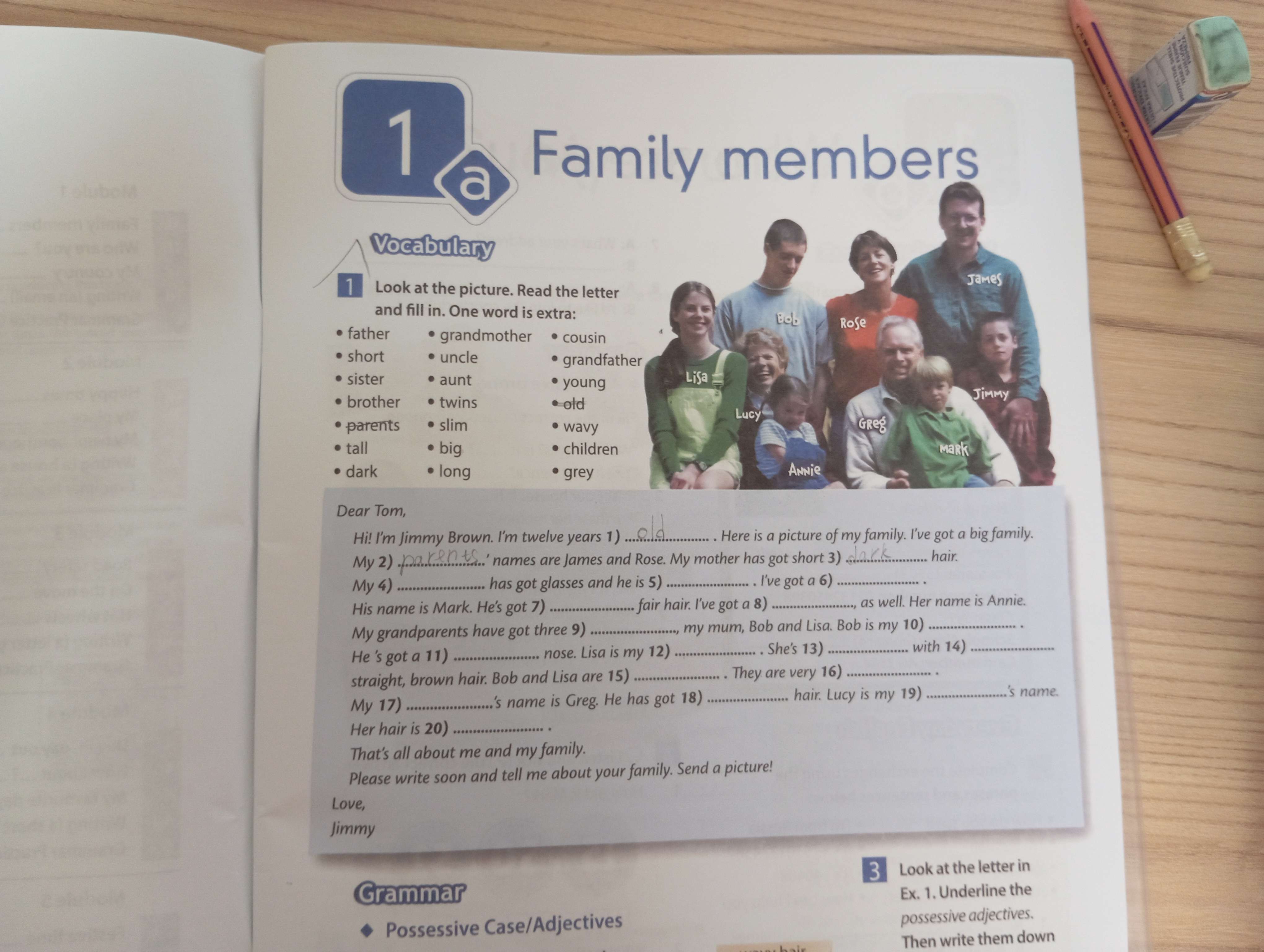 Фото задания: Look at the picture. Read the letter and fill in. One word is extra: * father * short * sister * brother * parents * tall *…