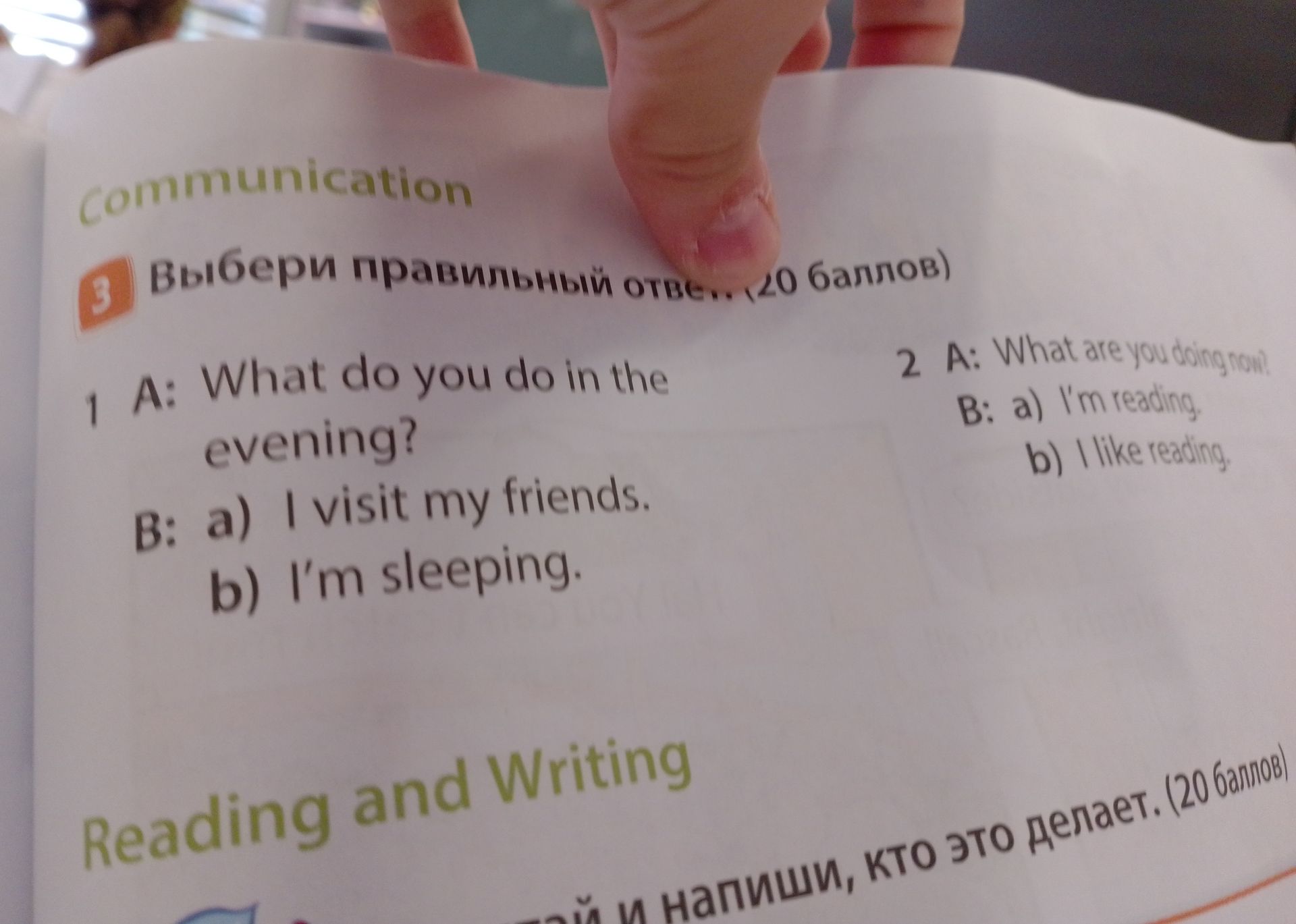 Фото задания: 1 A: What do you do in the evening? B: a) I visit my friends. b) I'm sleeping. 2 A: What are you doing now? B: a) I'm…