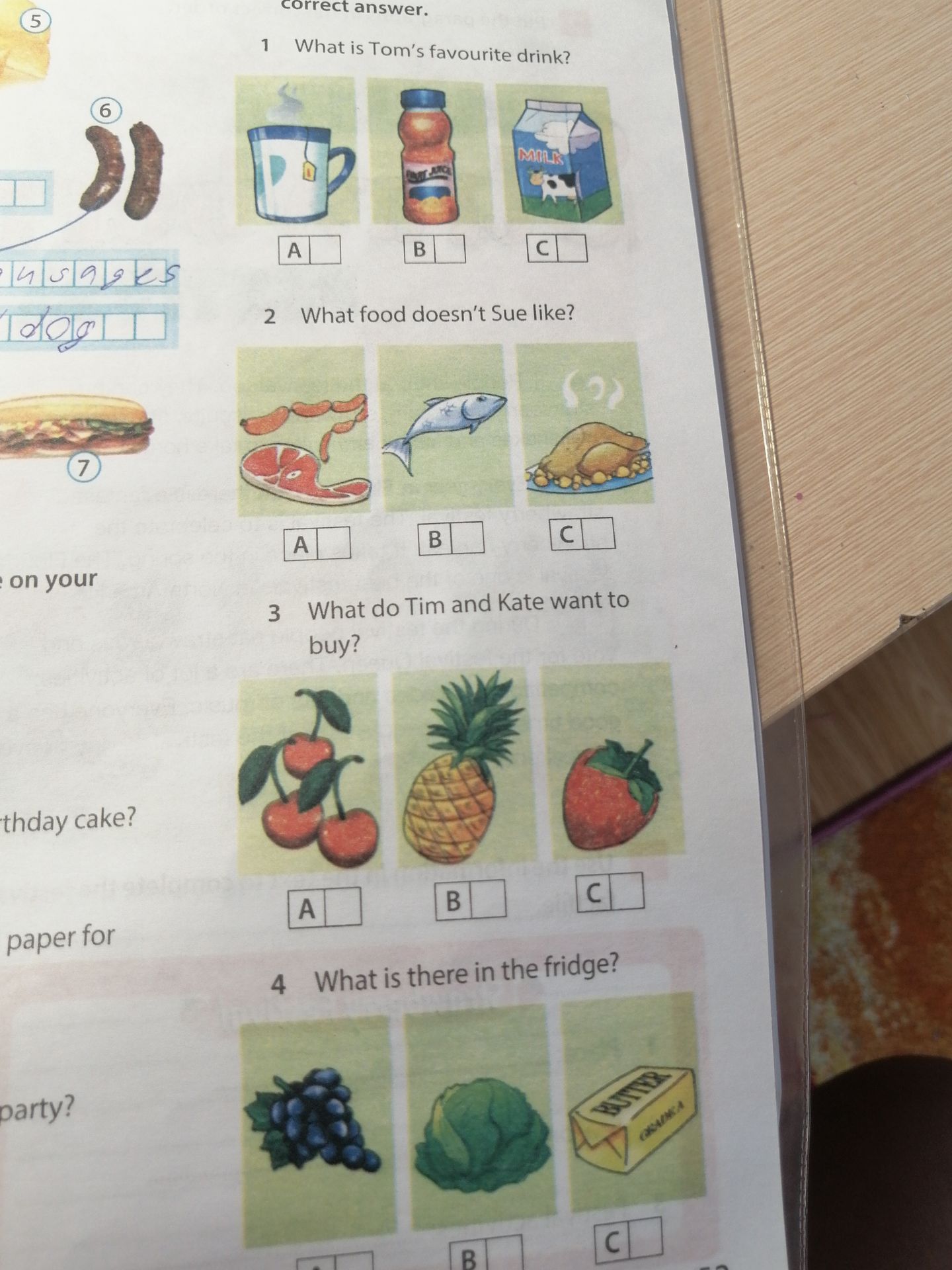 Фото задания: 2 What food doesn't Sue like?