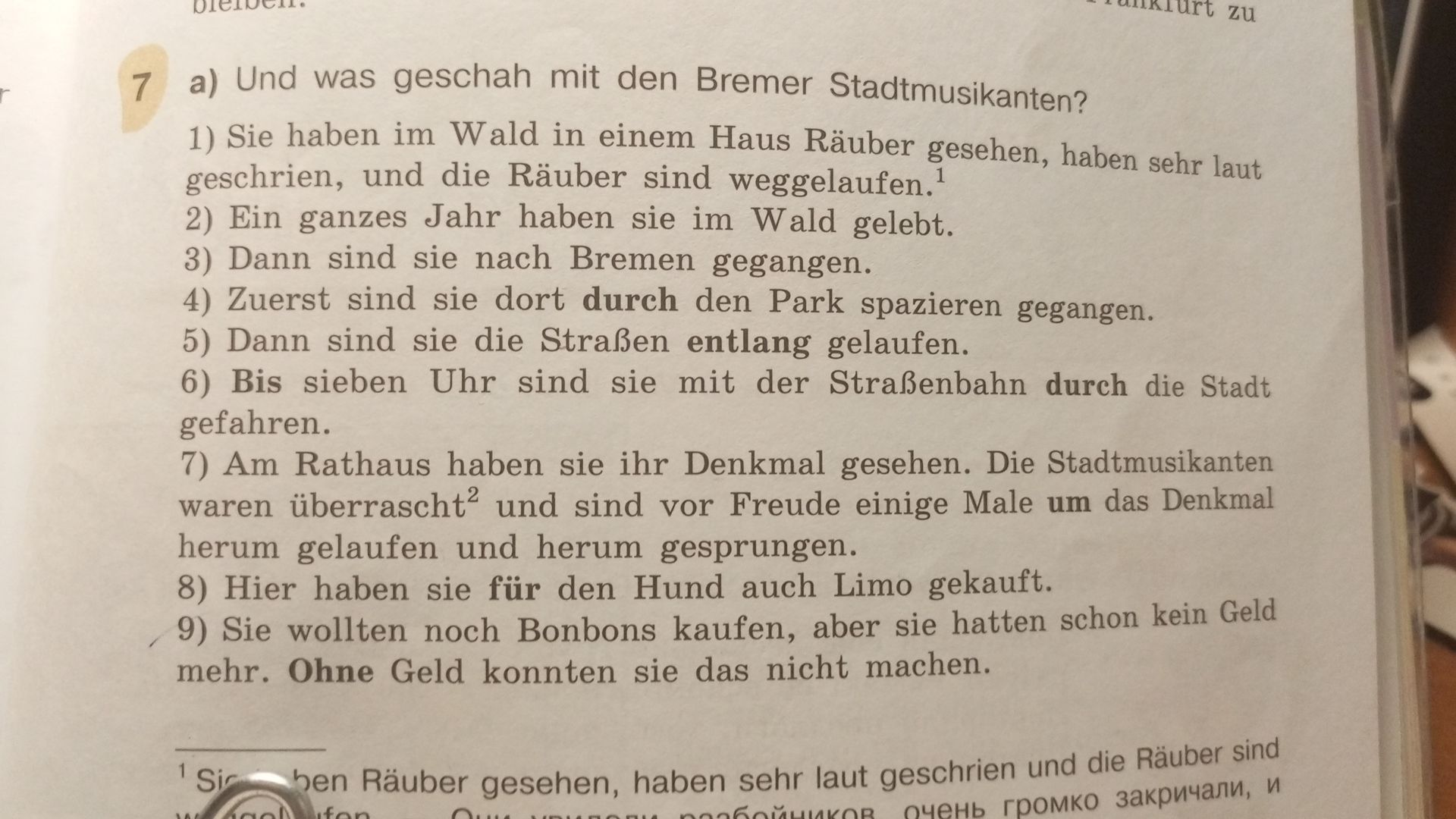 Фото задания: 7 a) Und was geschah mit den Bremer Stadtmusikanten? 1) Sie haben im Wald in einem Haus Räuber gesehen, haben sehr laut…