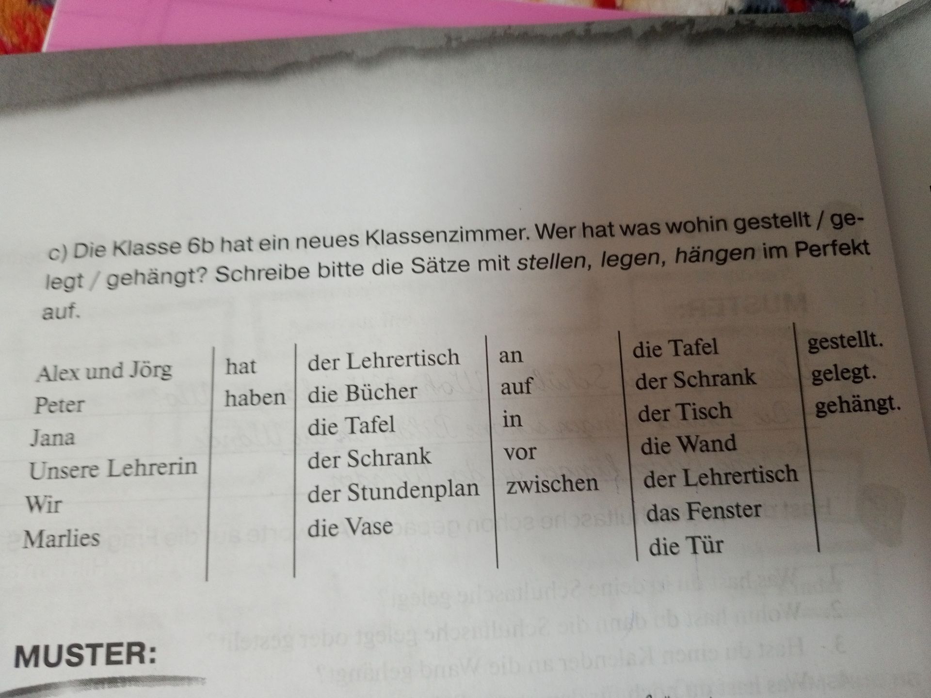Фото задания: c) Die Klasse 6b hat ein neues Klassenzimmer. Wer hat was wohin gestellt / ge-legt / gehängt? Schreibe bitte die Sätze mit…