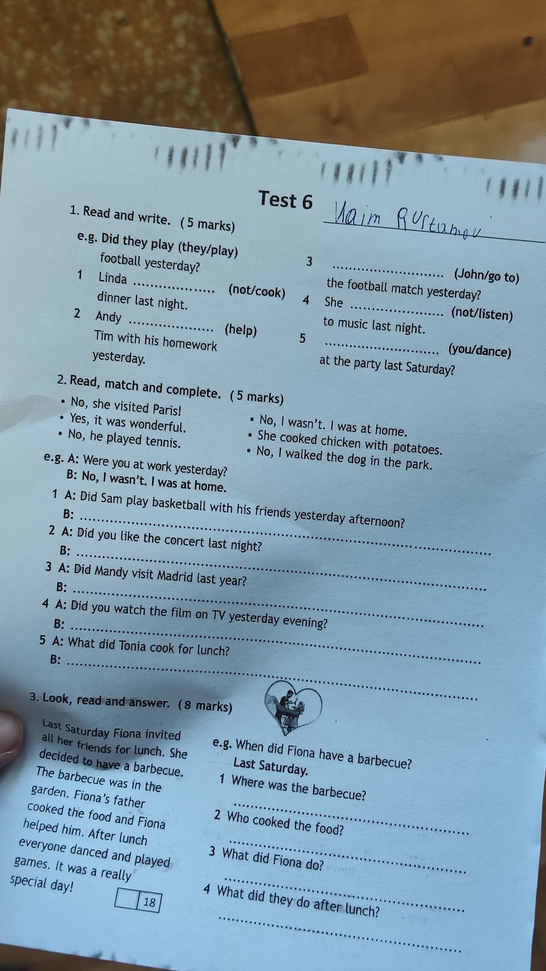 Фото задания: 3. Look, read and answer. (8 marks) Last Saturday Fiona invited all her friends for lunch. She decided to have a barbecue.…
