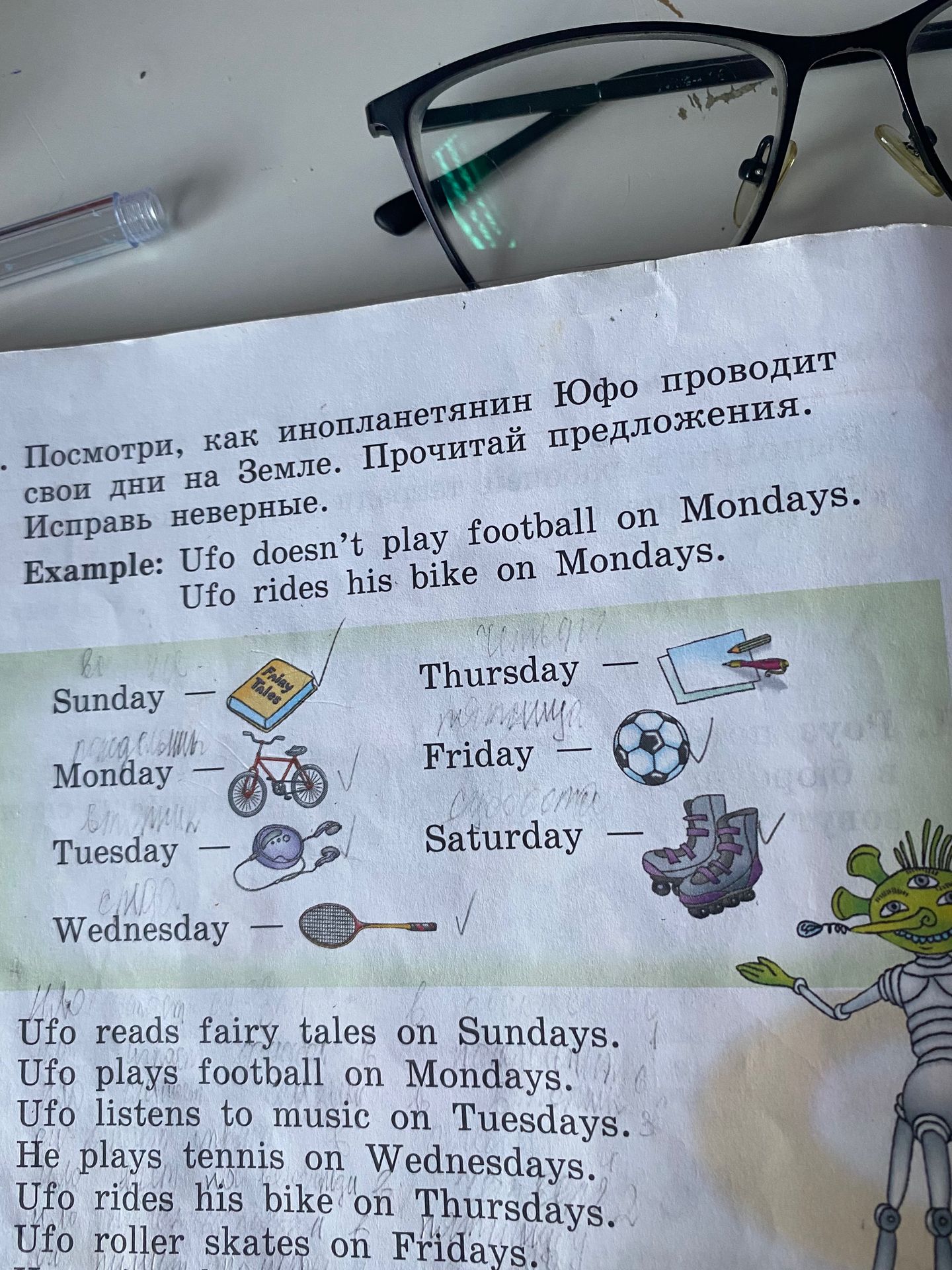 Фото задания: Посмотри, как инопланетянин Юфо проводит свои дни на Земле. Прочитай предложения. Исправь неверные. Example: Ufo doesn't play…