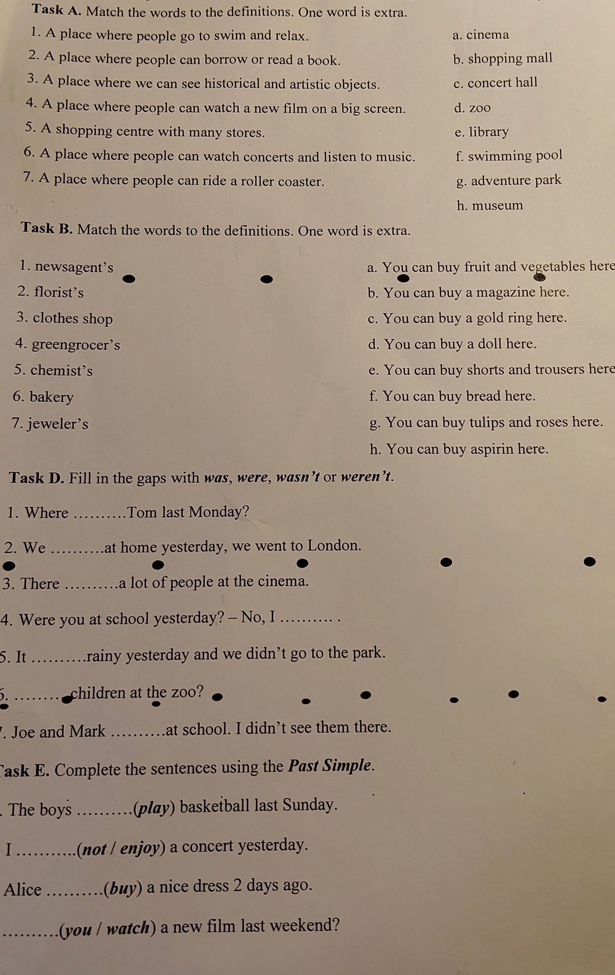 Фото задания: Task E. Complete the sentences using the Past Simple. 1. The boys ...(play) basketball last Sunday. 2. I .......(not / enjoy)…