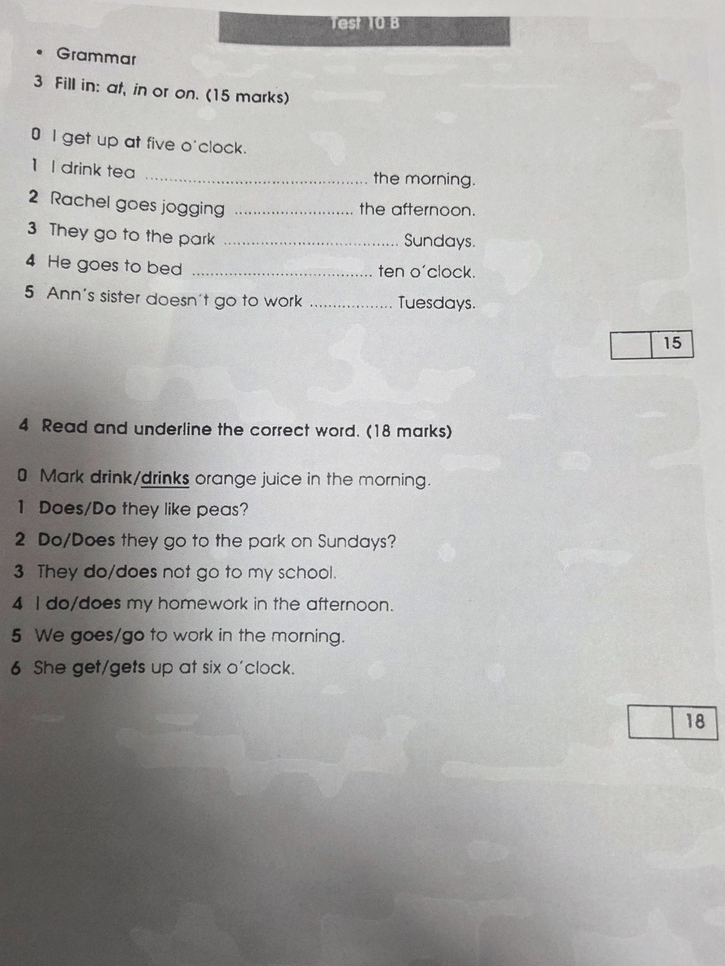 Фото задания: Read and underline the correct word. (18 marks) 0 Mark drink/drinks orange juice in the morning. 1 Does/Do they like peas?…