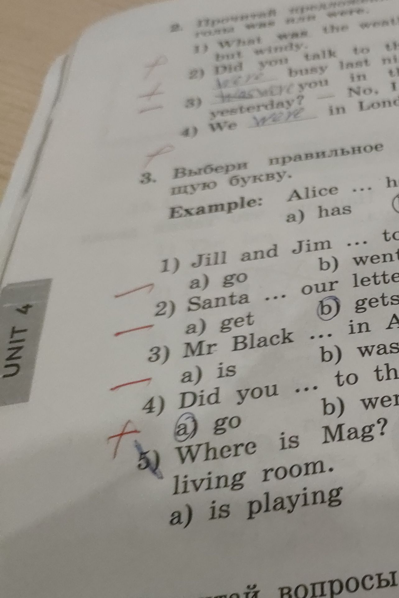 Фото задания: 3. Выбери правильное окончание. Example: Alice ... her homework. a) has