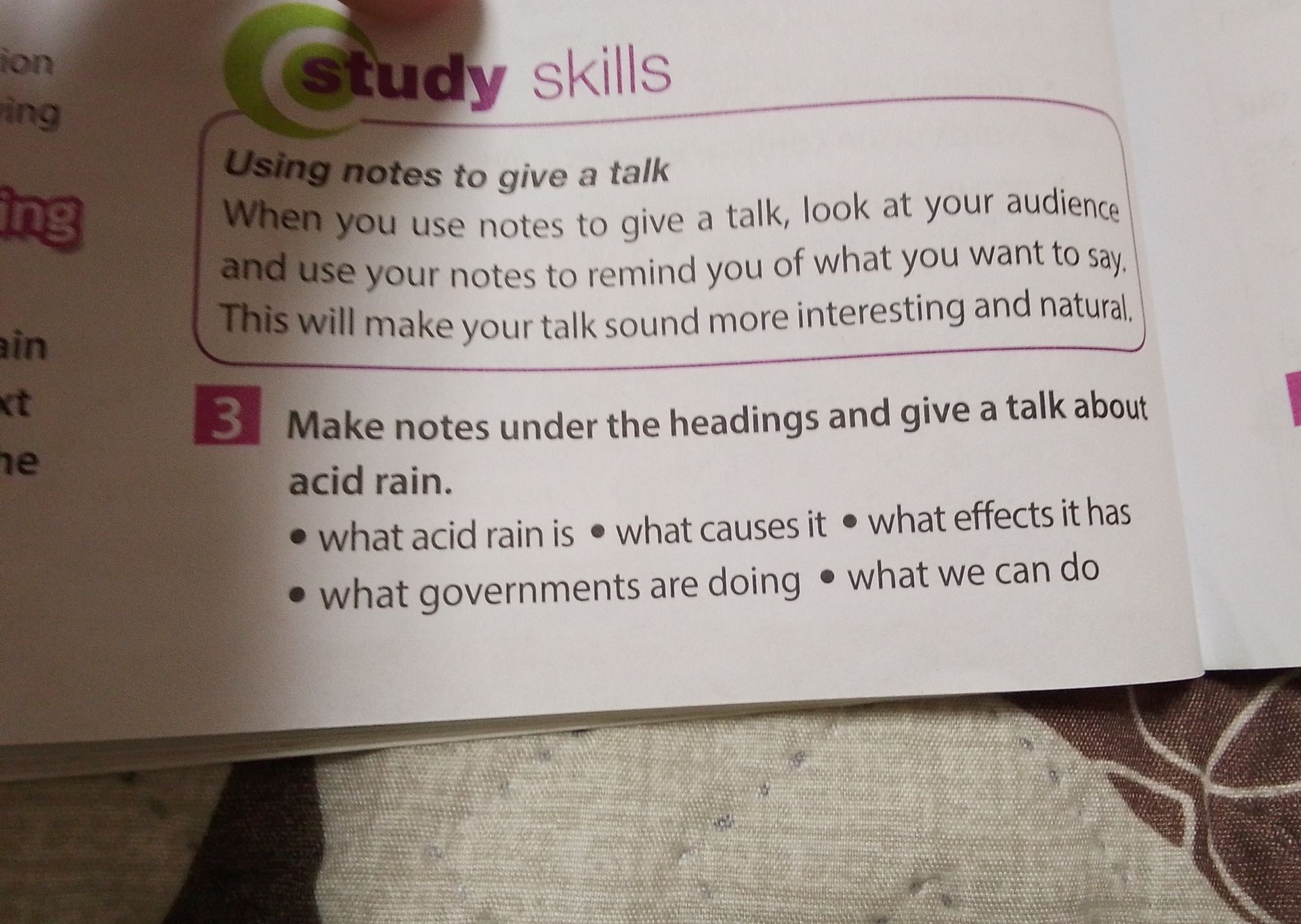 Фото задания: Using notes to give a talk When you use notes to give a talk, look at your audience and use your notes to remind you of…