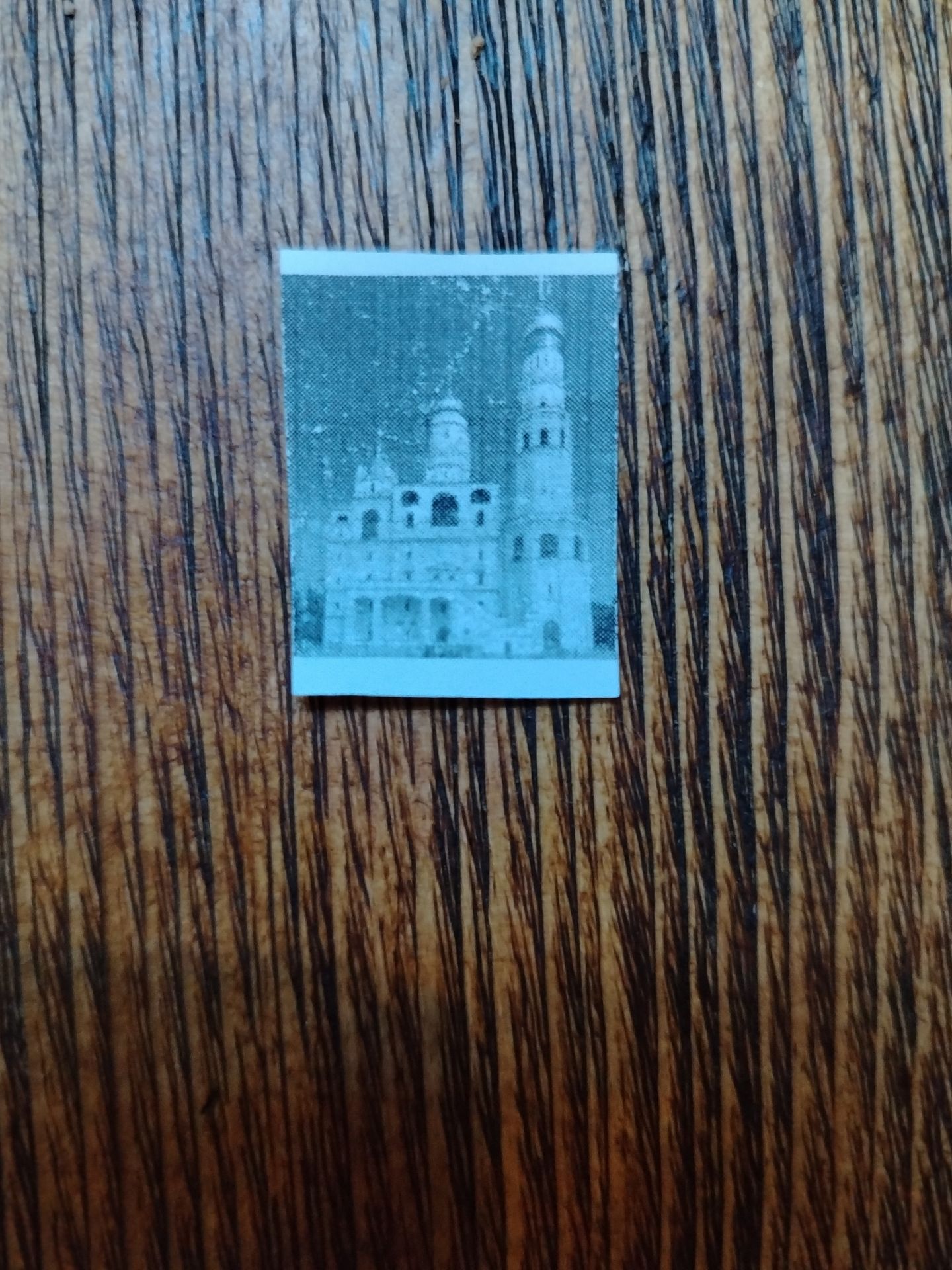 Фото задания: Analyze the image and describe the building depicted.