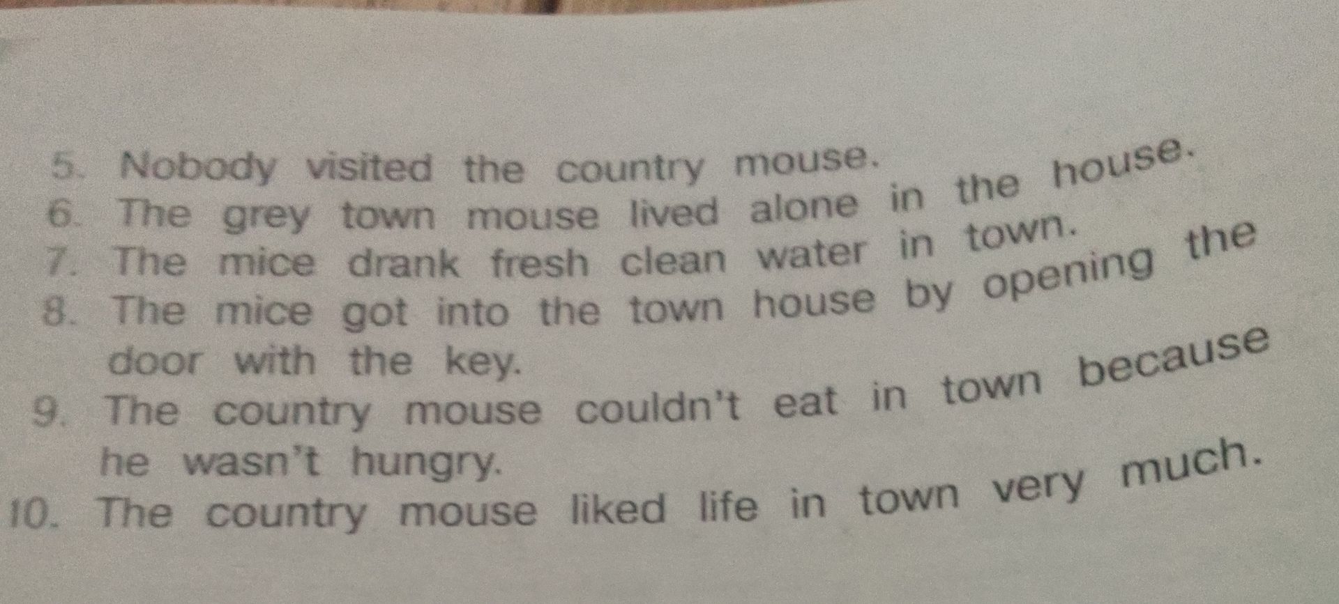 Фото задания: 5. Nobody visited the country mouse.
