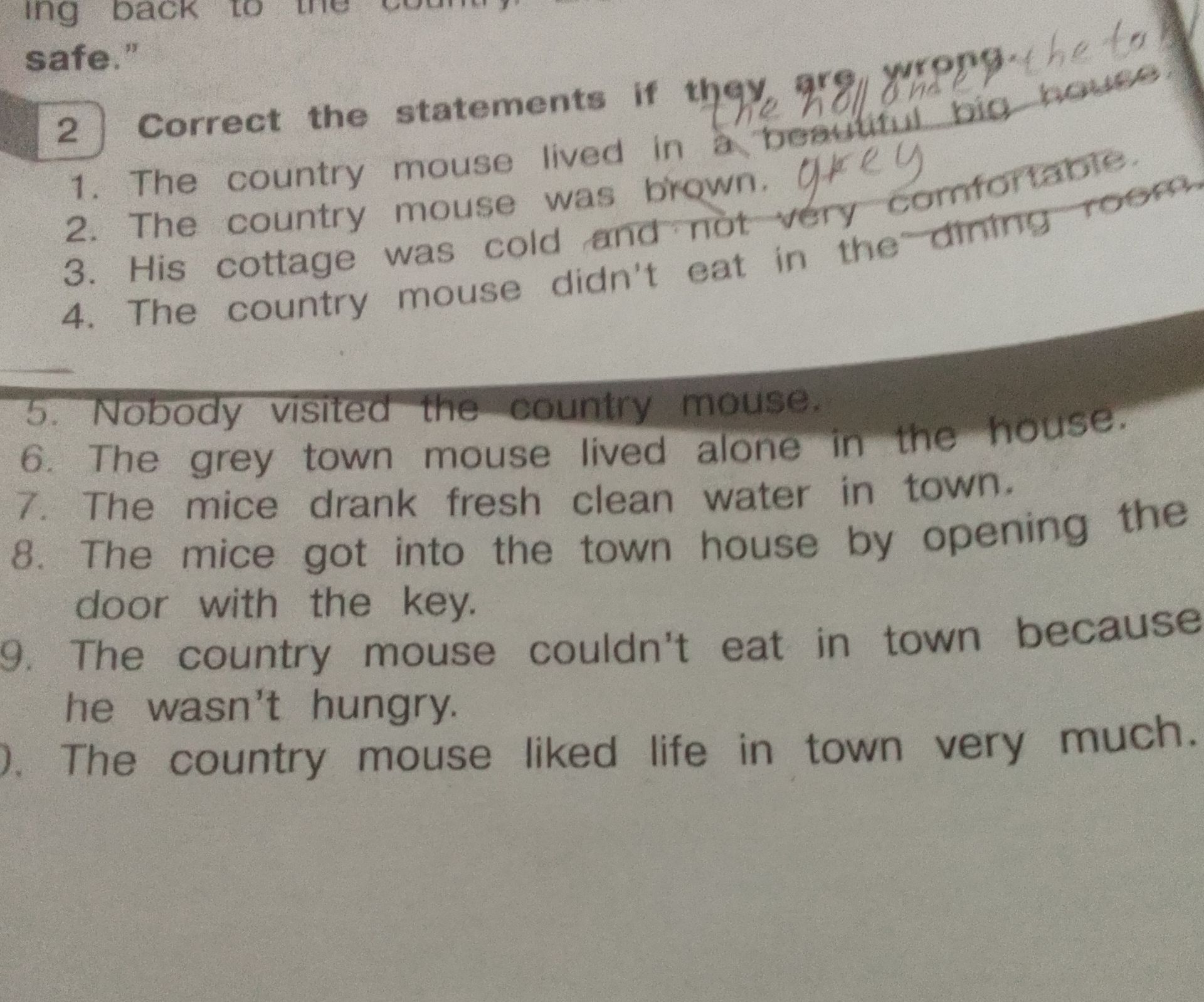 Фото задания: Correct the statements if they are wrong. 1. The country mouse lived in a beautiful big house. 2. The country mouse was…