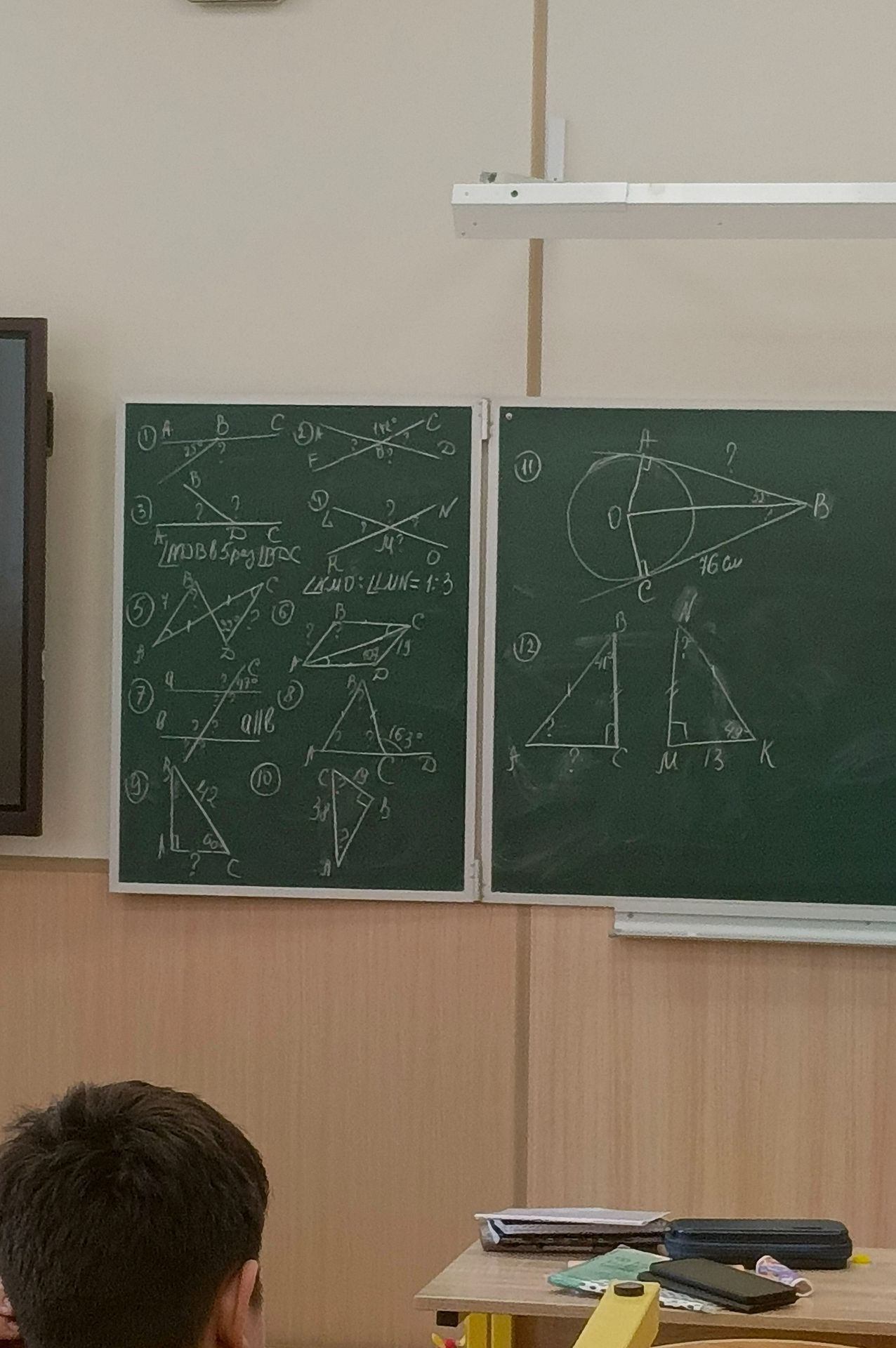 Фото задания: The image contains several geometry problems drawn on a blackboard. Analyze and solve each problem, providing clear steps and…