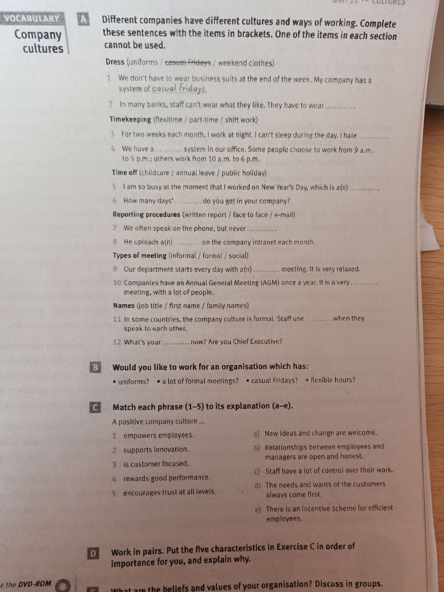 Фото задания: C. Match each phrase (1-5) to its explanation (a-e). A positive company culture ...