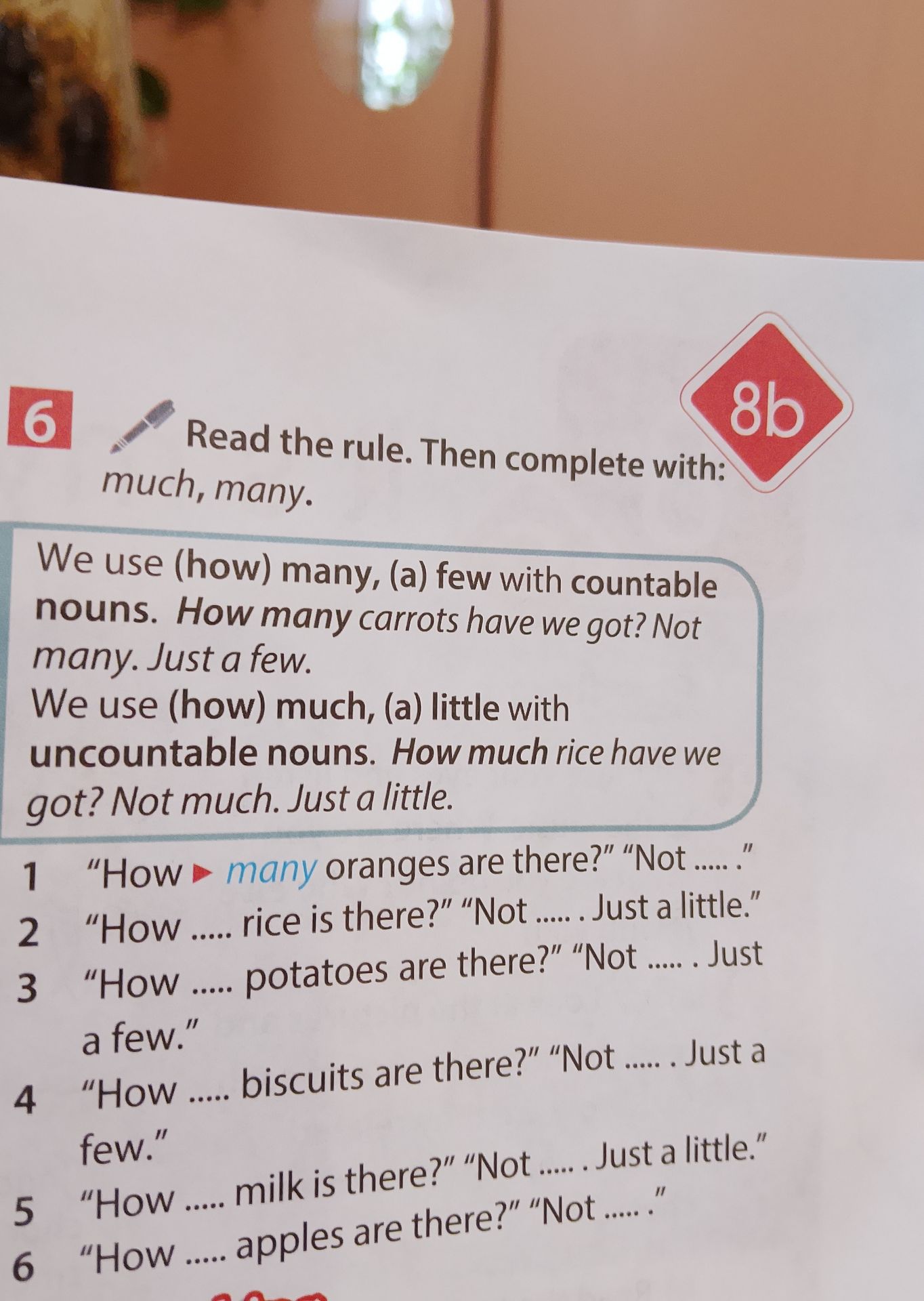 Фото задания: Read the rule. Then complete with: much, many. We use (how) many, (a) few with countable nouns. How many carrots have we got?…