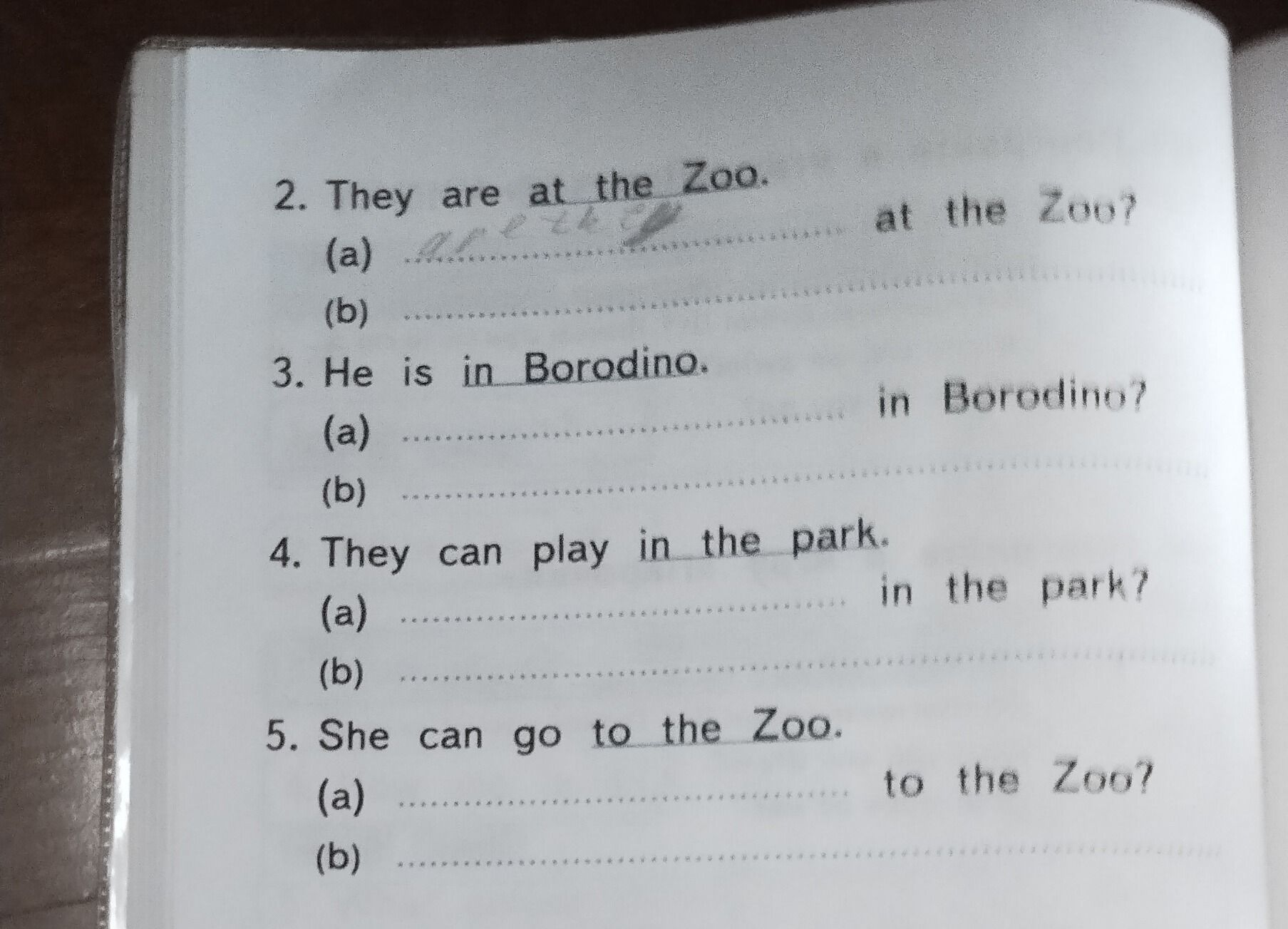 Фото задания: 2. They are at the Zoo. (a) (b)