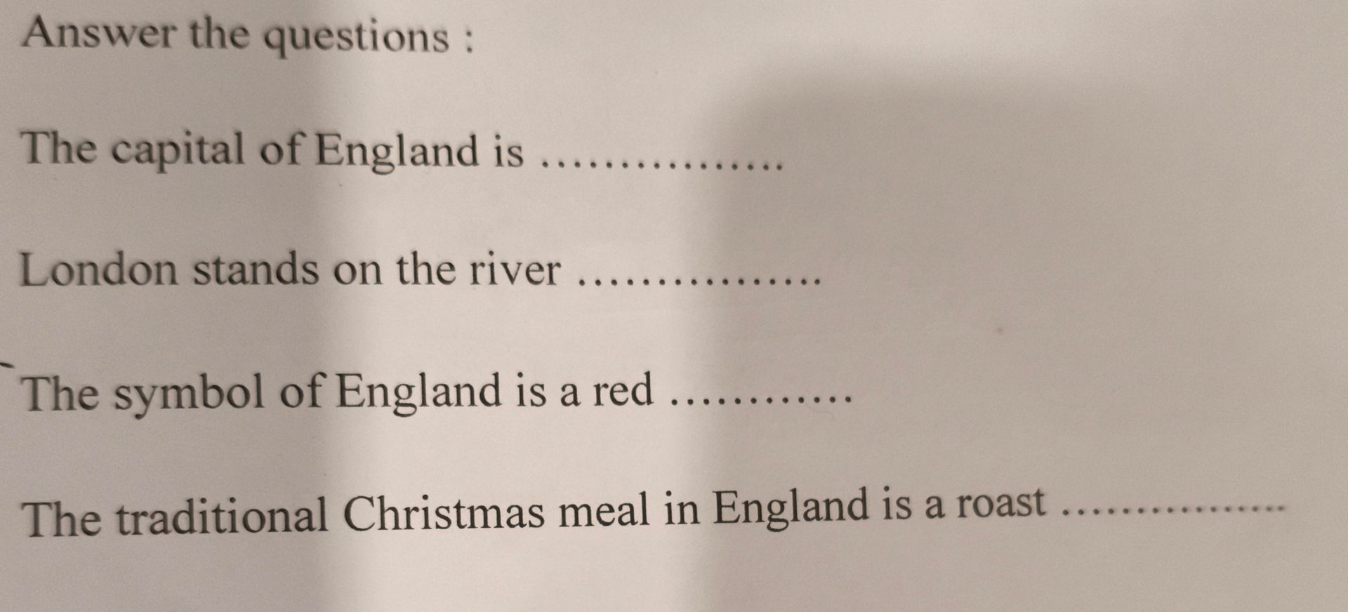 Фото задания: The traditional Christmas meal in England is a roast
