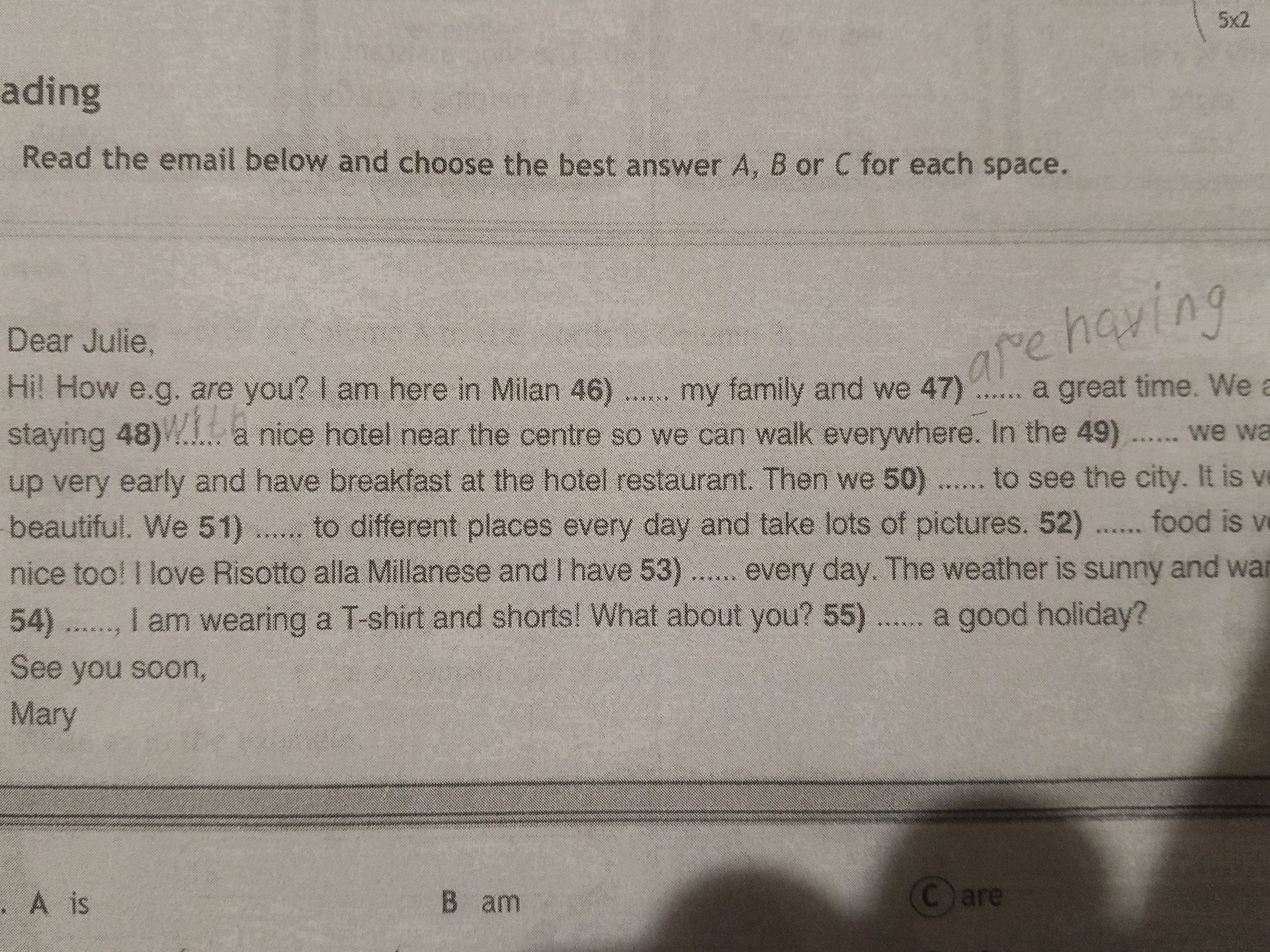 Фото задания: The user wants to fill in the blanks in the email.