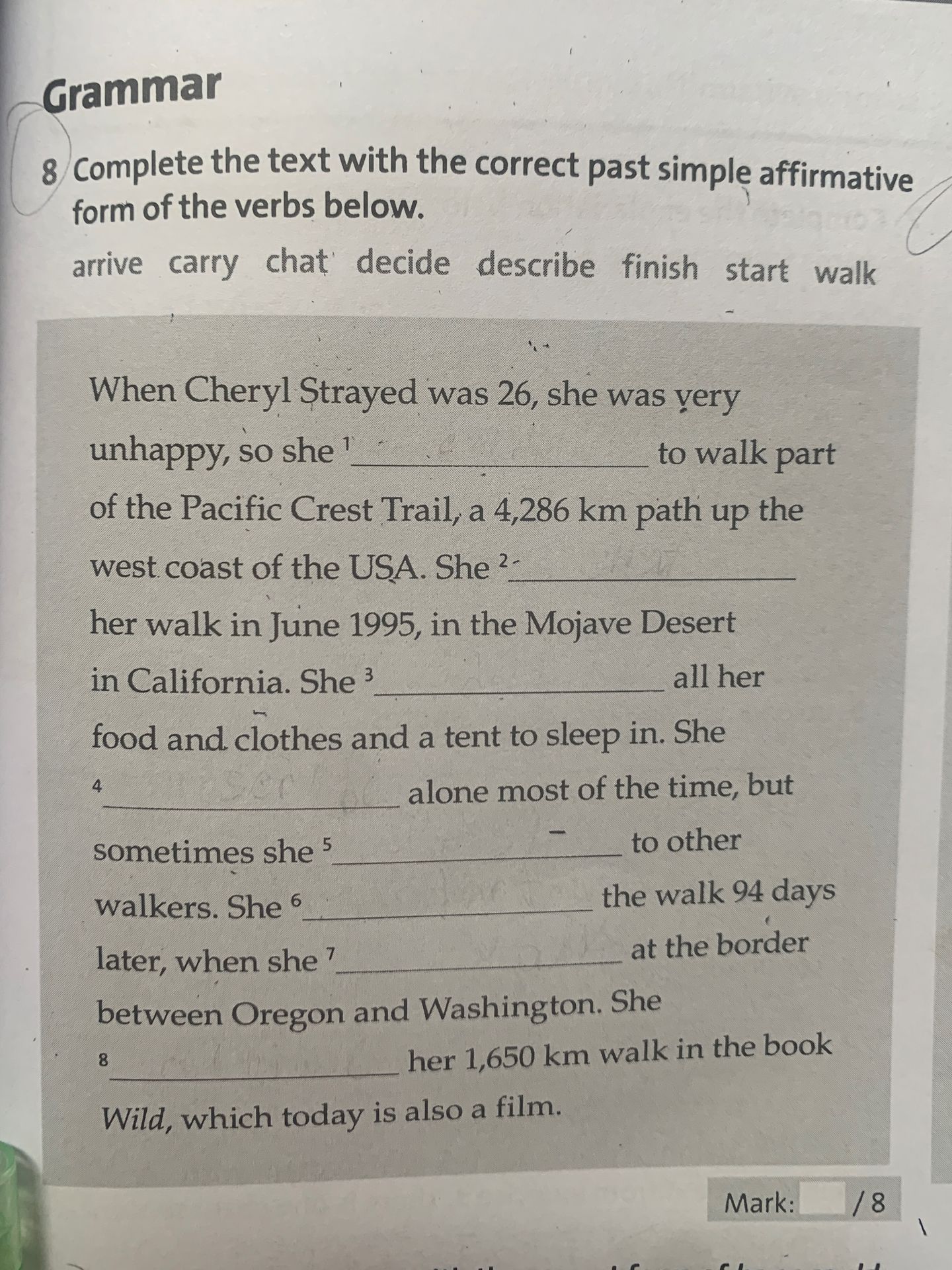 Фото задания: 8 Complete the text with the correct past simple affirmative form of the verbs below. arrive carry chat decide describe…