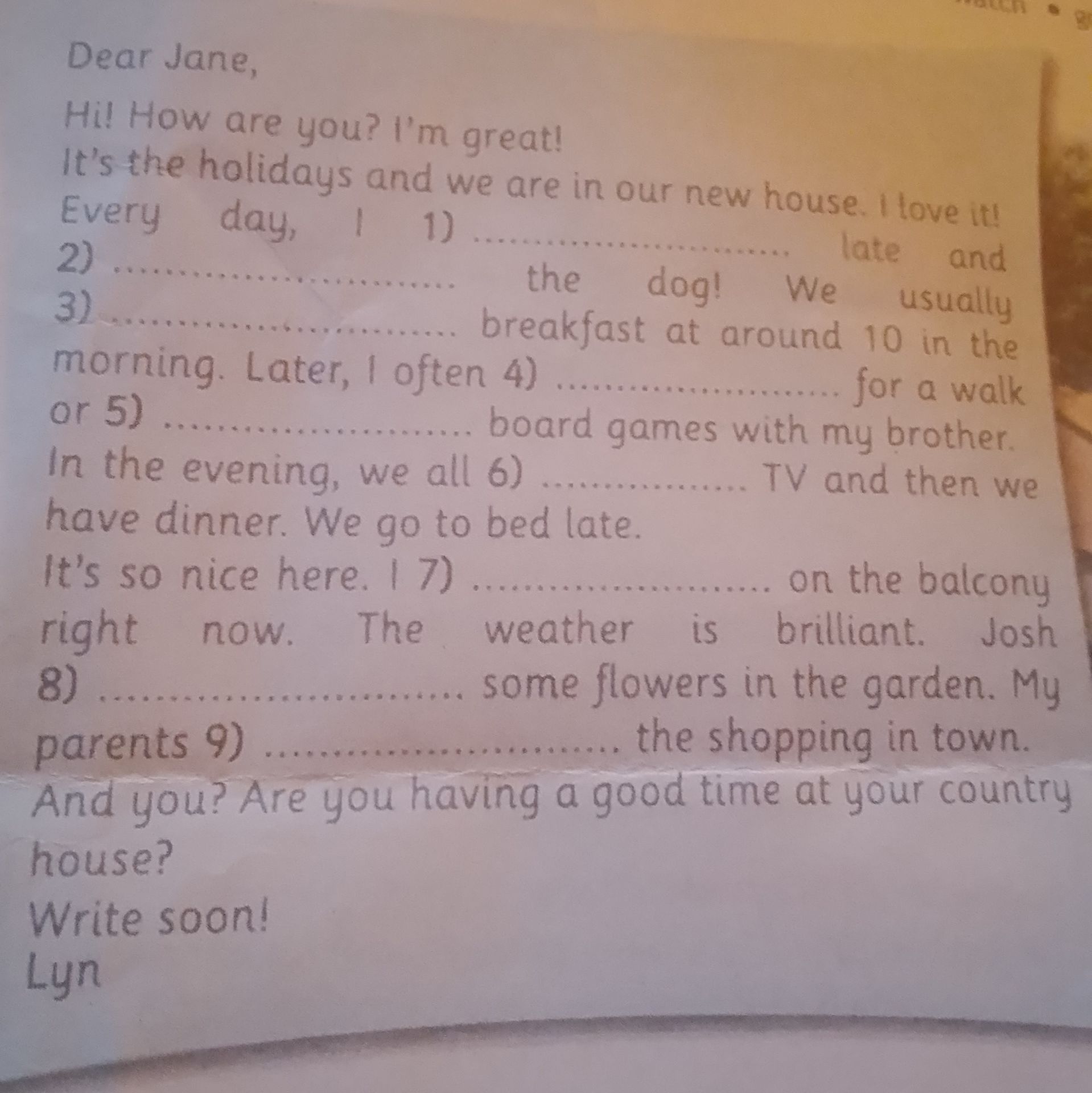 Фото задания: Dear Jane, Hi! How are you? I'm great! It's the holidays and we are in our new house. I love it! Every day, I 1)…