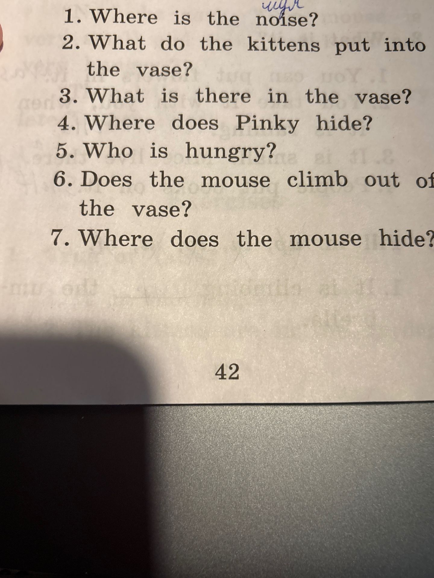 Фото задания: 4. Where does Pinky hide?