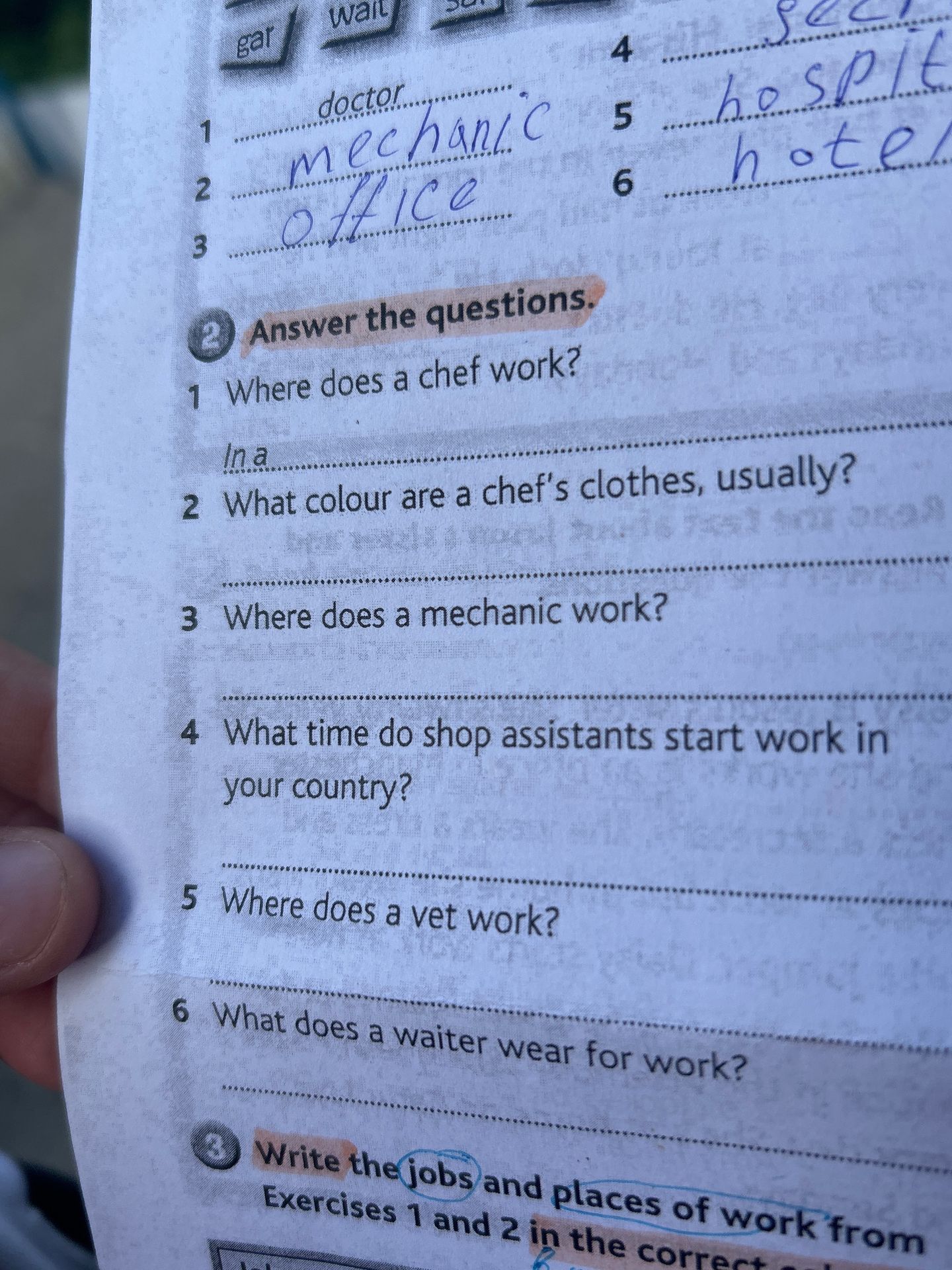 Фото задания: 2 What colour are a chef's clothes, usually?