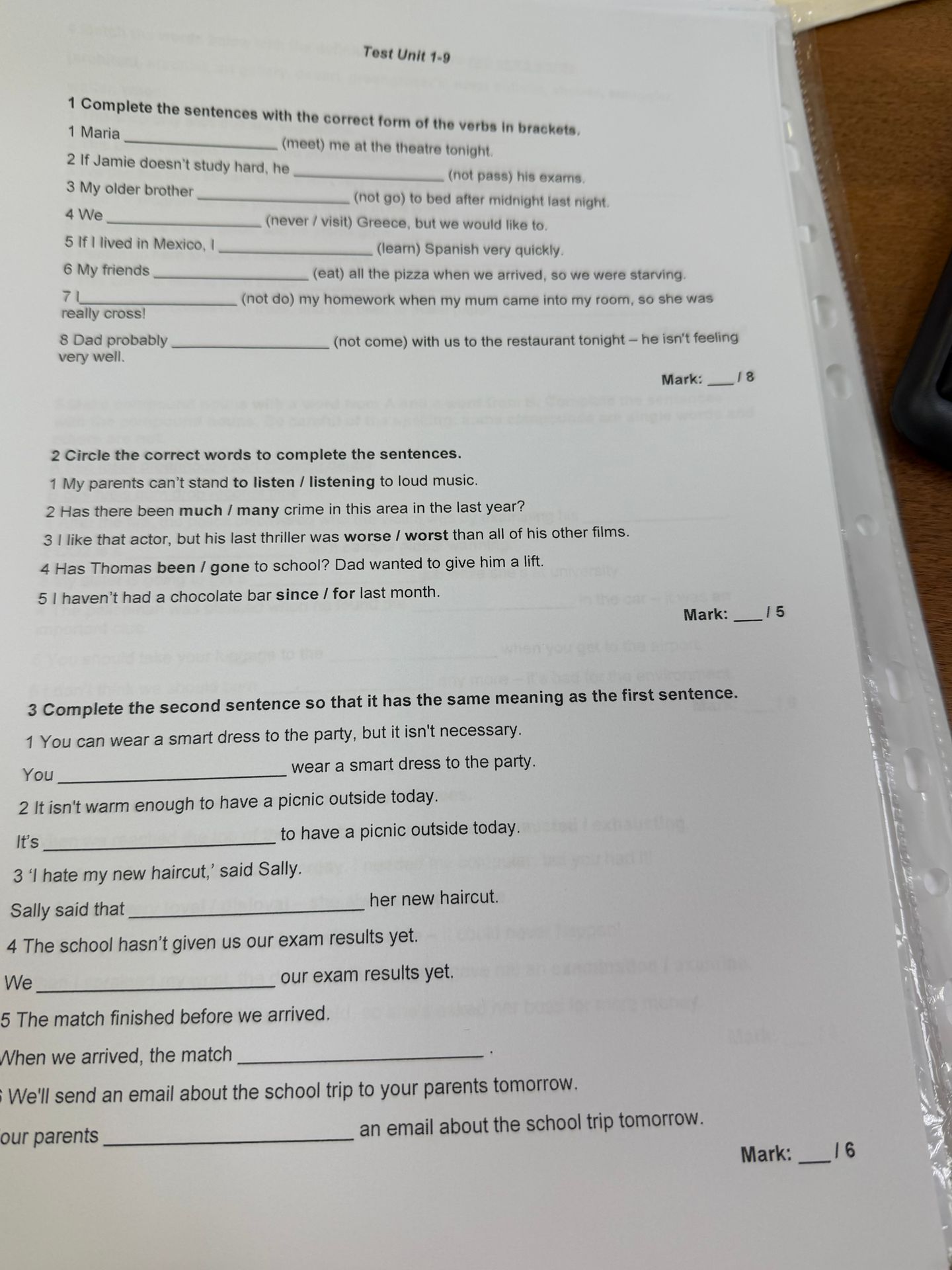Фото задания: 2 Circle the correct words to complete the sentences.