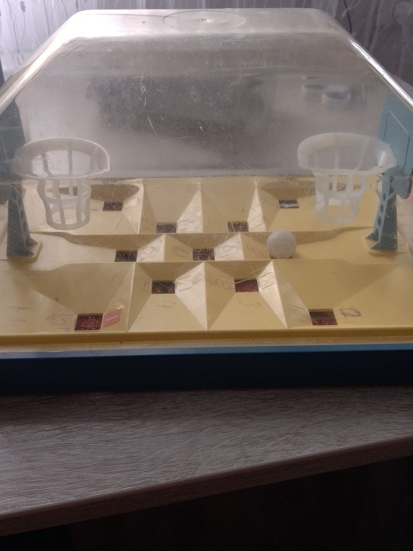 Фото задания: What are the main features of the object in the image and what kind of game is it?