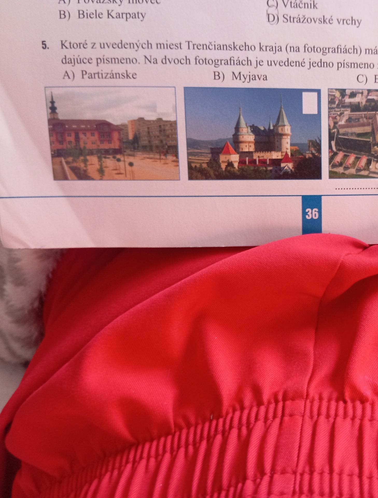 Фото задания: Ktoré z uvedených miest Trenčianskeho kraja (na fotografiách) má dajúce písmeno. Na dvoch fotografiách je uvedené jedno…