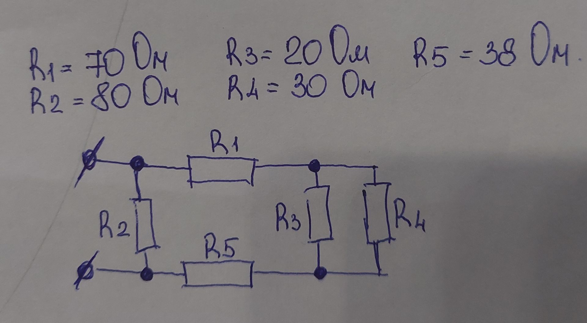 Фото задания: Analyze the provided image of an electrical circuit and its components.
