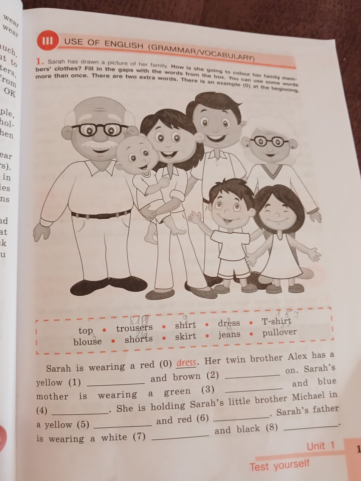 Фото задания: Sarah has drawn a picture of her family. How is she going to colour her family members' clothes? Fill in the gaps with the…