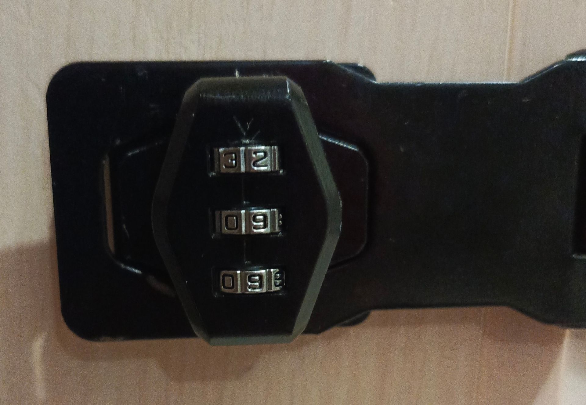 Фото задания: What are the numbers shown on the lock?