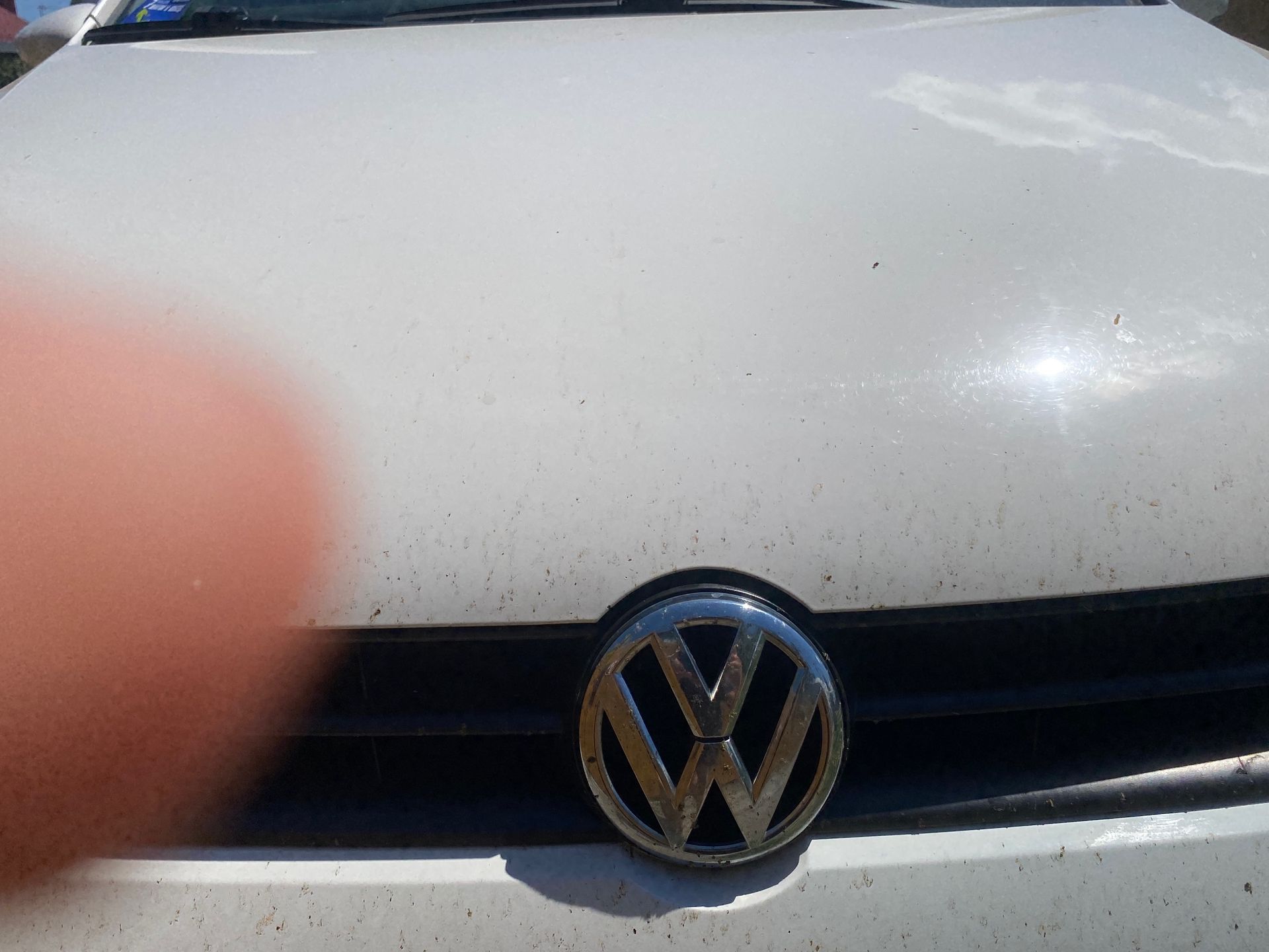 Фото задания: Can you identify the car logo in the image?