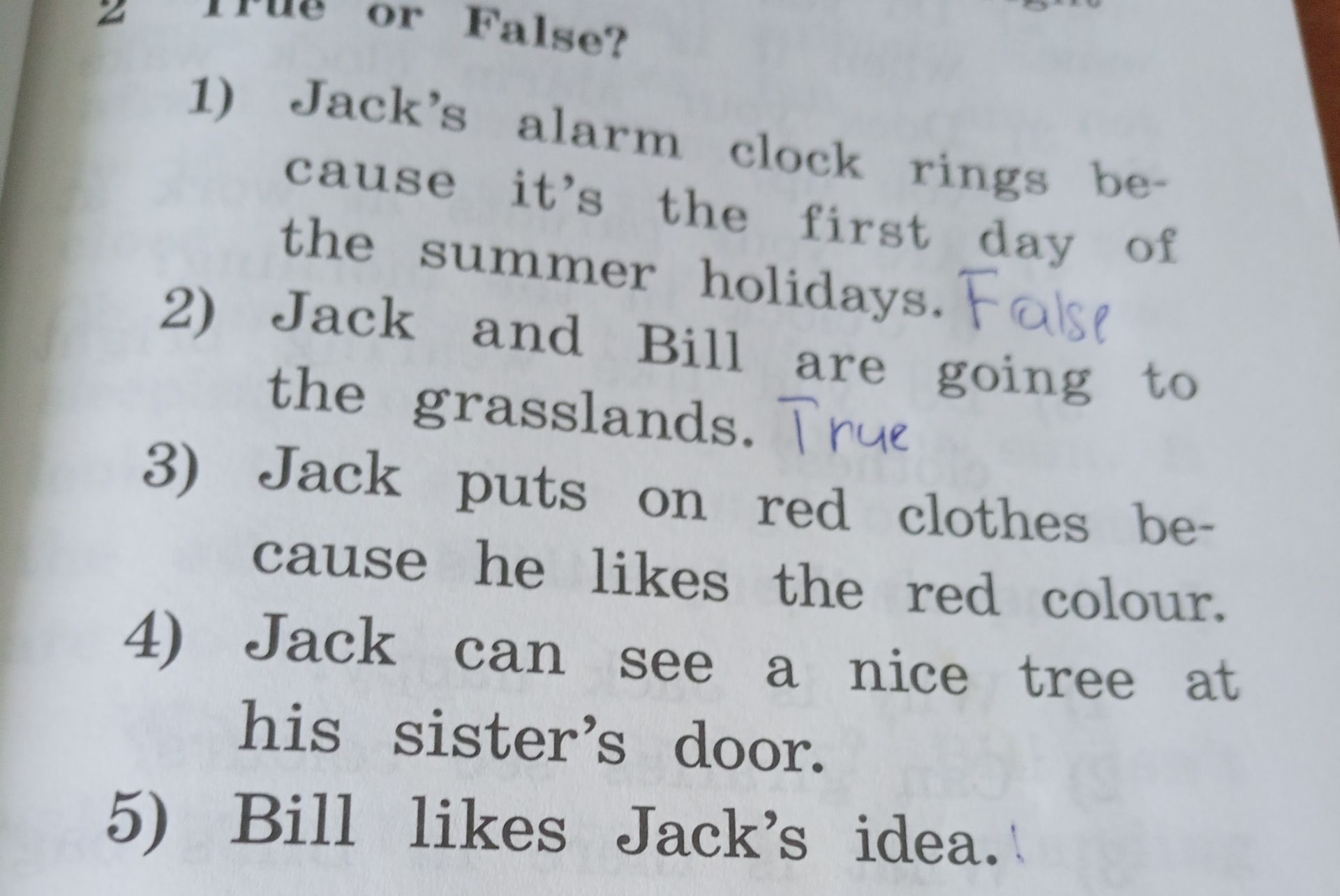 Фото задания: True or False? 1) Jack’s alarm clock rings because it’s the first day of the summer holidays. 2) Jack and Bill are going to…