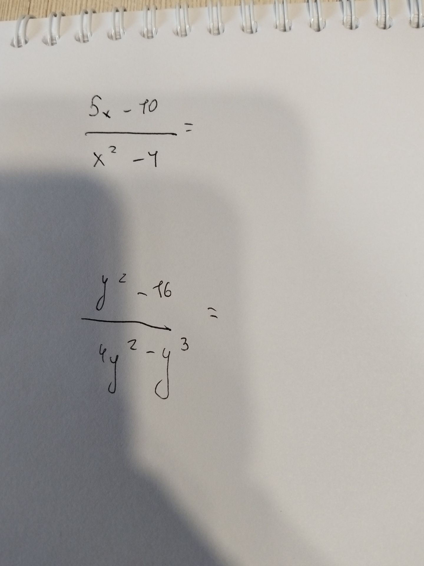 Фото задания: Упростить дроби: (Sₓ − 70)/(x² − 4) и (y² − 76)/(4y² − 4y³).