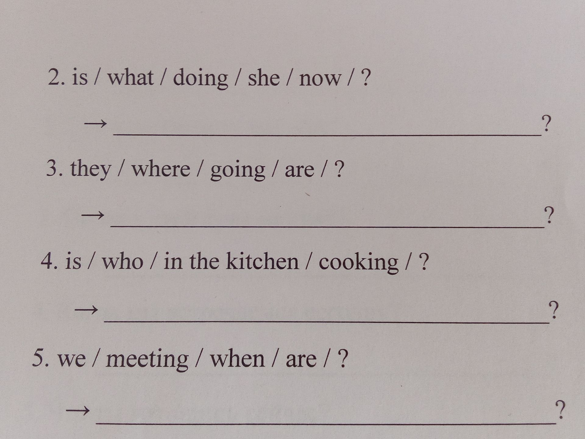 Фото задания: 4. is / who / in the kitchen / cooking / ?
