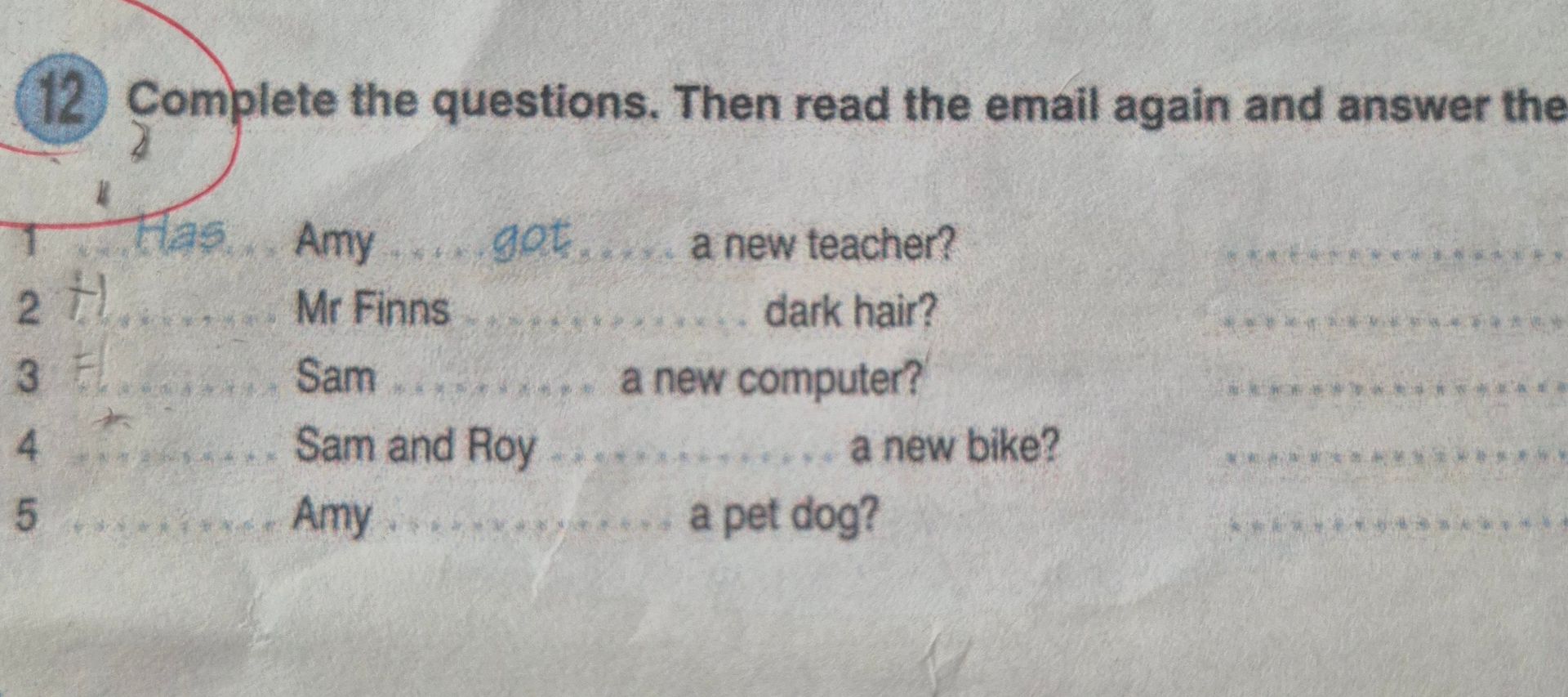 Фото задания: Complete the questions. Then read the email again and answer them: 1) Amy ___ got a new teacher? 2) ___ Mr Finns ___ dark…