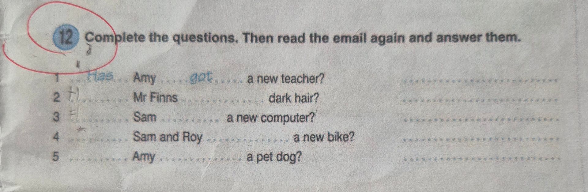 Фото задания: Complete the questions. Then read the email again and answer them. 1) ___ Amy ___ a new teacher? 2) ___ Mr Finns ___ dark…