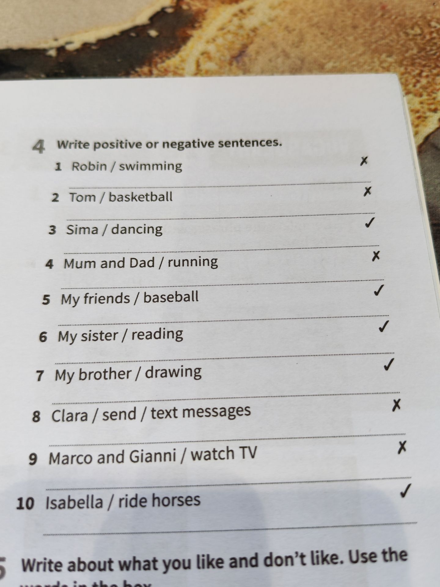 Фото задания: Write positive or negative sentences: 1) Robin / swimming (negative); 2) Tom / basketball (negative); 3) Sima / dancing…