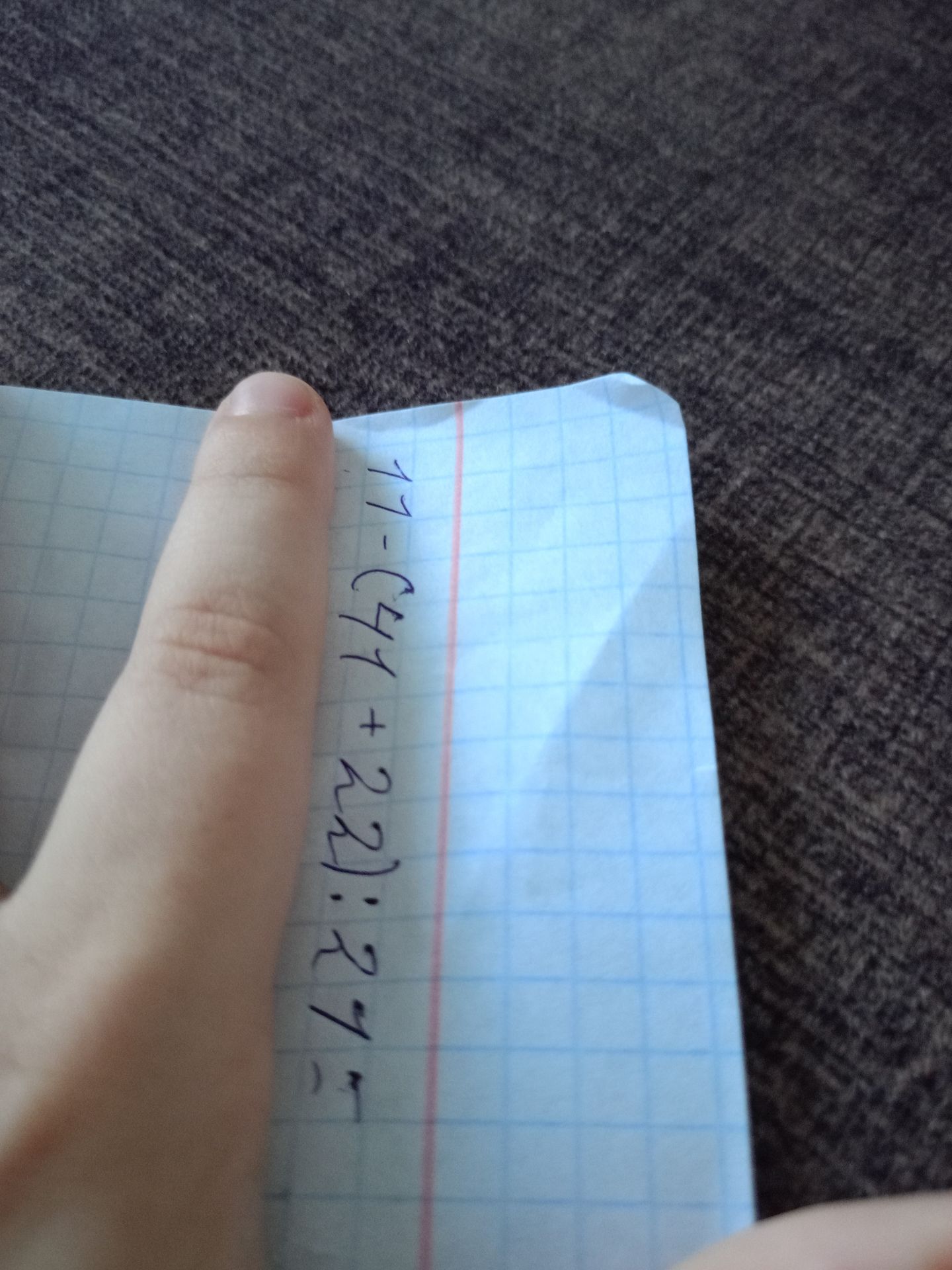 Фото задания: По изображению однозначно читается выражение: (−? + 44 + 22) : 2 = ?; первый член выражения закрыт пальцем и неразборчив.