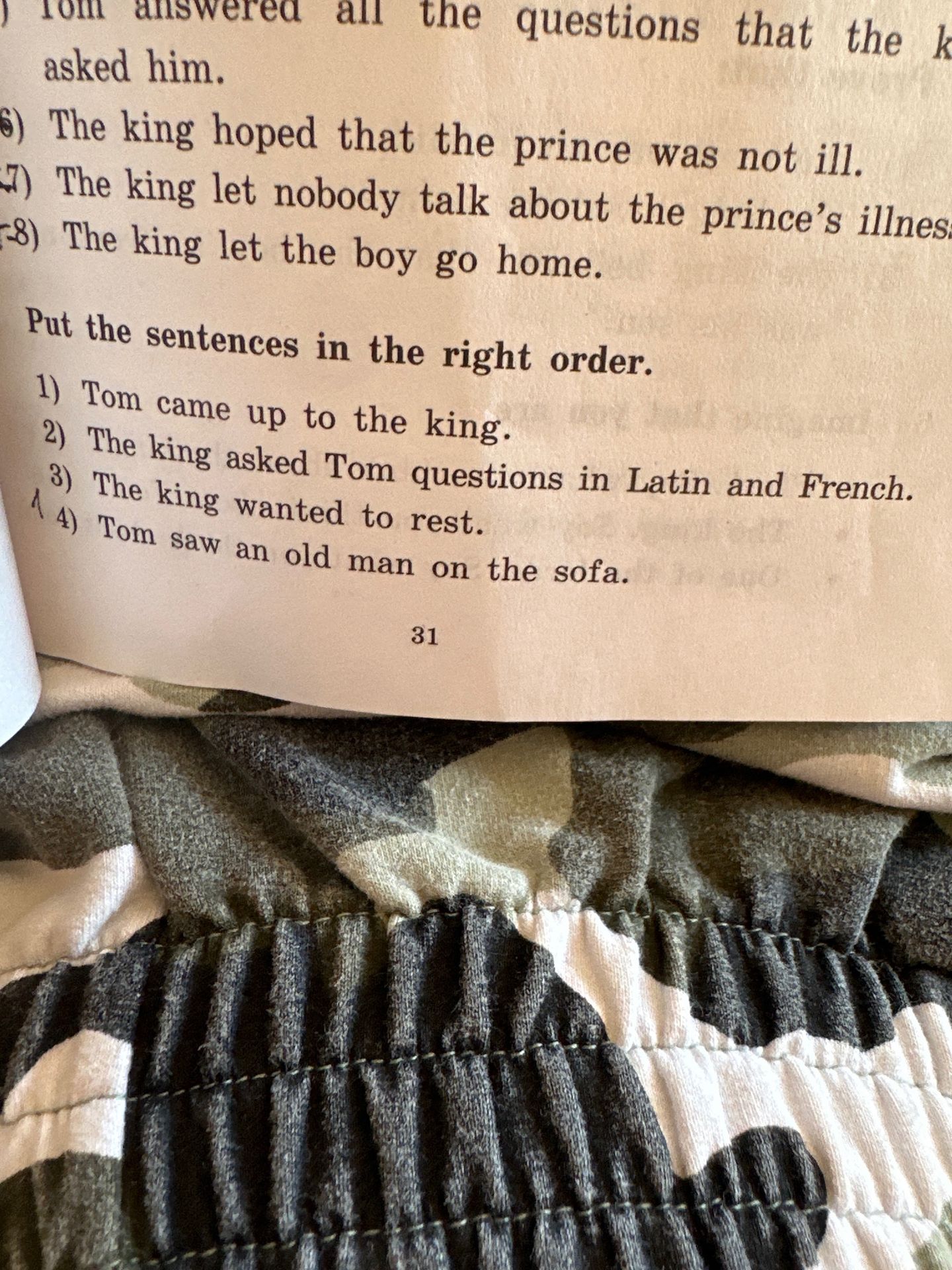 Фото задания: Put the sentences in the right order: 1) Tom came up to the king. 2) The king asked Tom questions in Latin and French. 3) The…