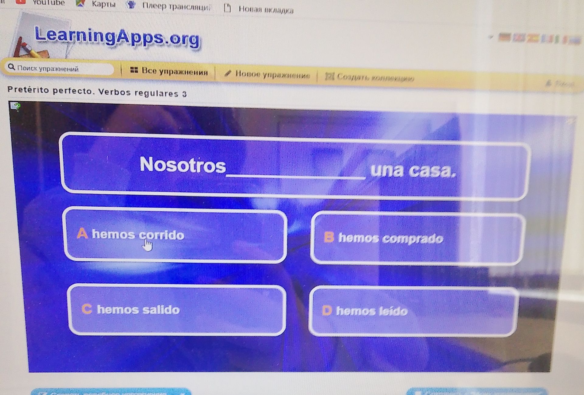Фото задания: Completa la frase en pretérito perfecto: «Nosotros ____ una casa». Opciones: A) hemos corrido; B) hemos comprado; C) hemos…