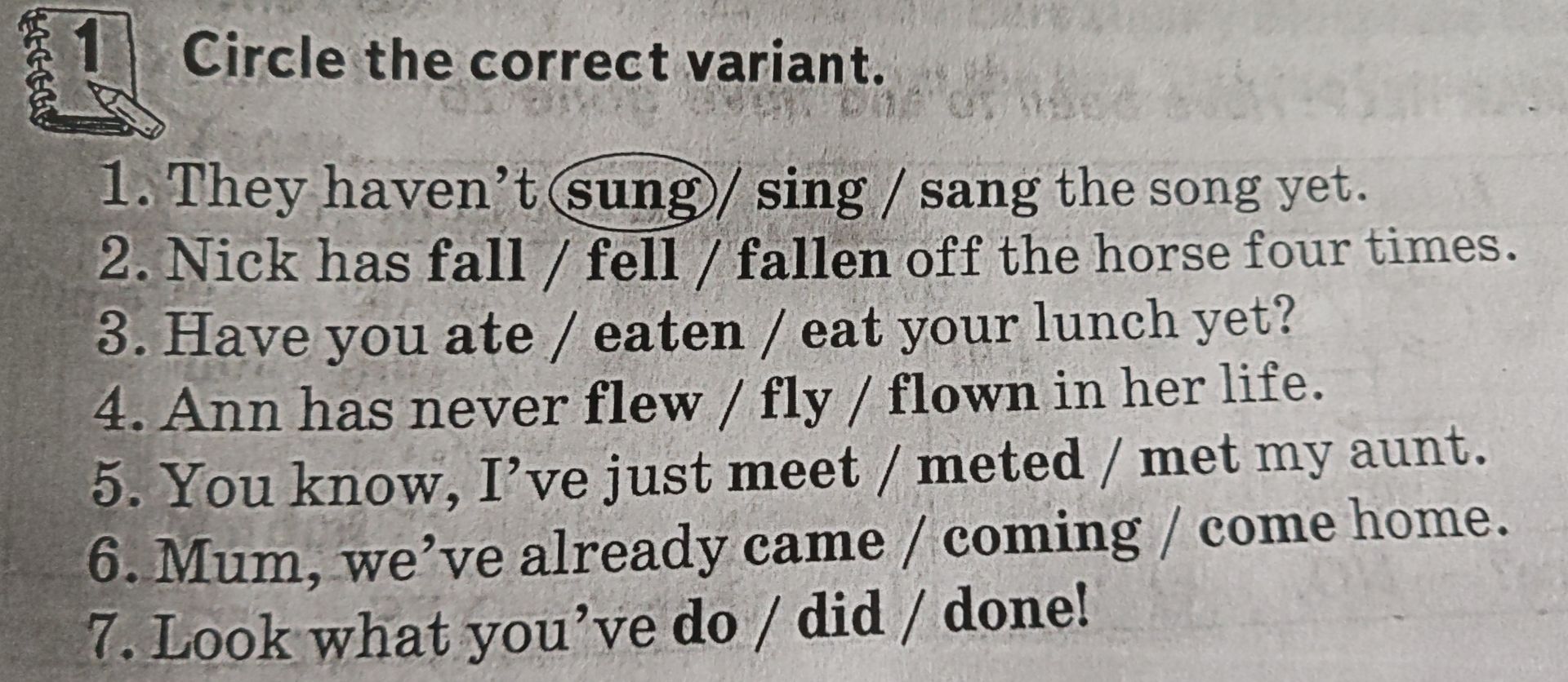 Фото задания: Circle the correct variant: 1) They haven’t (sung) / sing / sang the song yet. 2) Nick has fall / fell / fallen off the horse…