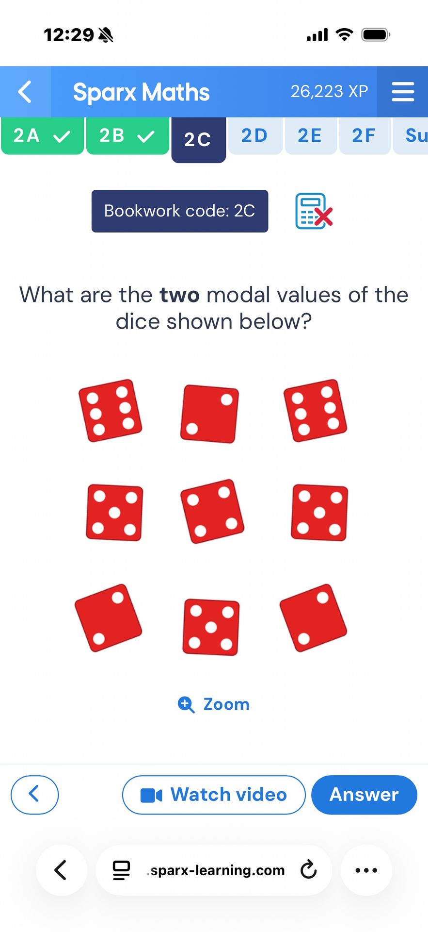 Фото задания: What are the two modal values of the dice shown below?