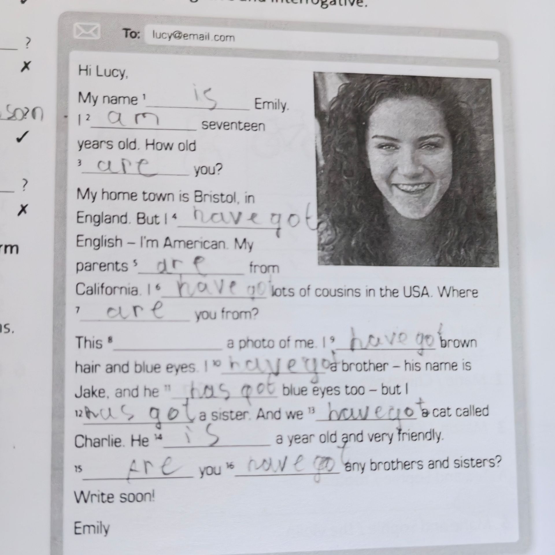 Фото задания: Fill in the email with the correct forms of be or have got: Hi Lucy, My name ___ Emily. I ___ seventeen years old. How old…