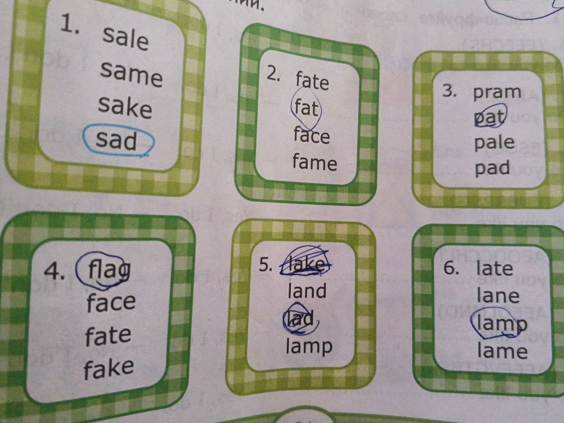 Фото задания: Choose the word with the short /æ/ sound in each group: 1) sale, same, sake, sad; 2) fate, fat, face, fame; 3) pram, pat,…