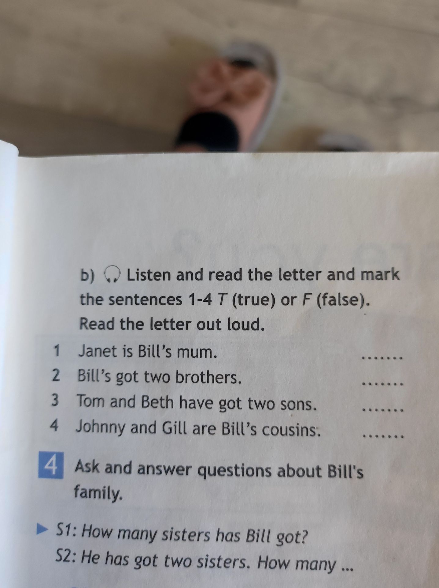 Фото задания: b) Listen and read the letter and mark the sentences 1–4 T (true) or F (false). Read the letter out loud. 1. Janet is…
