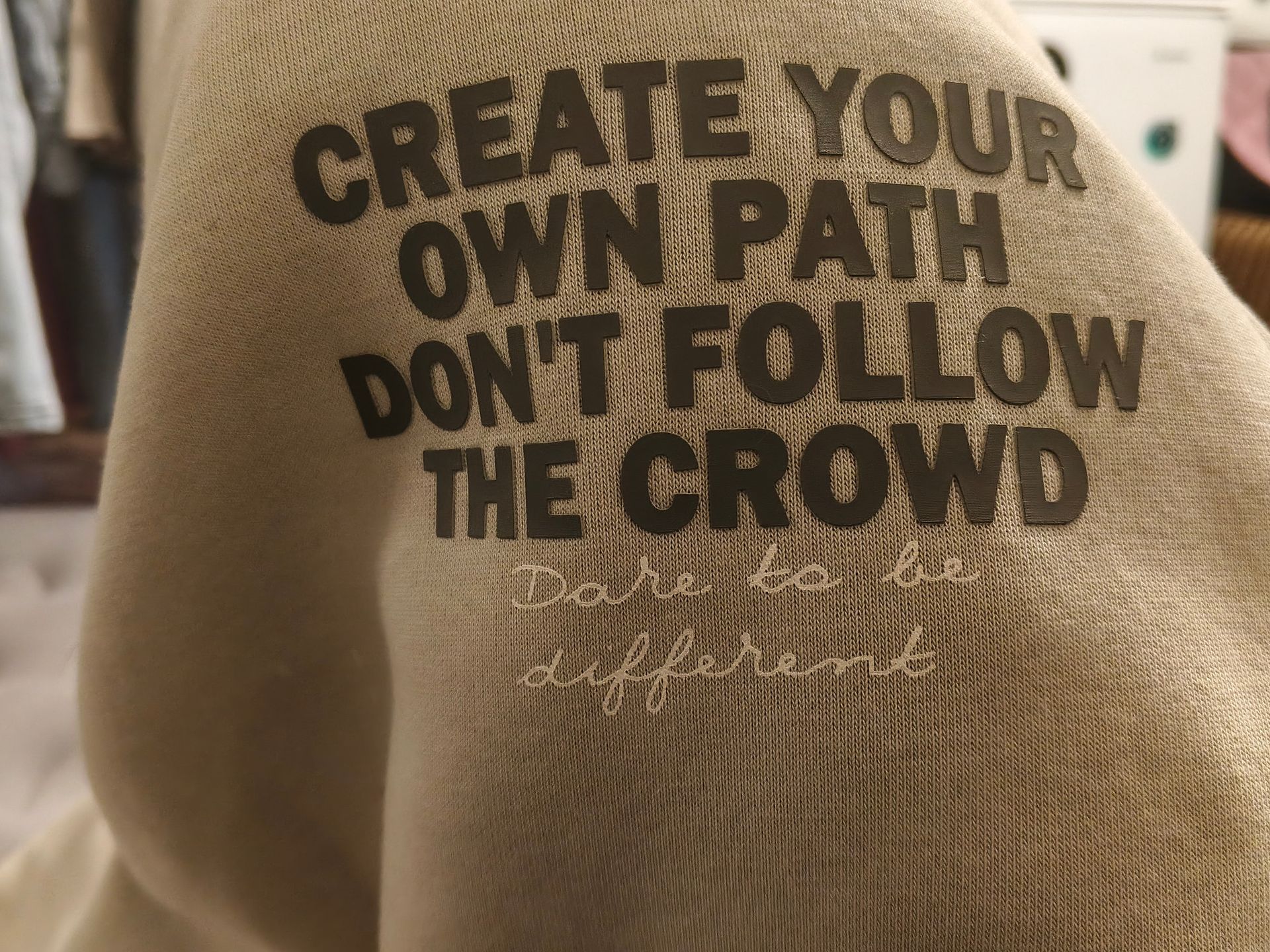 Фото задания: Текст на одежде: “CREATE YOUR OWN PATH. DON’T FOLLOW THE CROWD.”