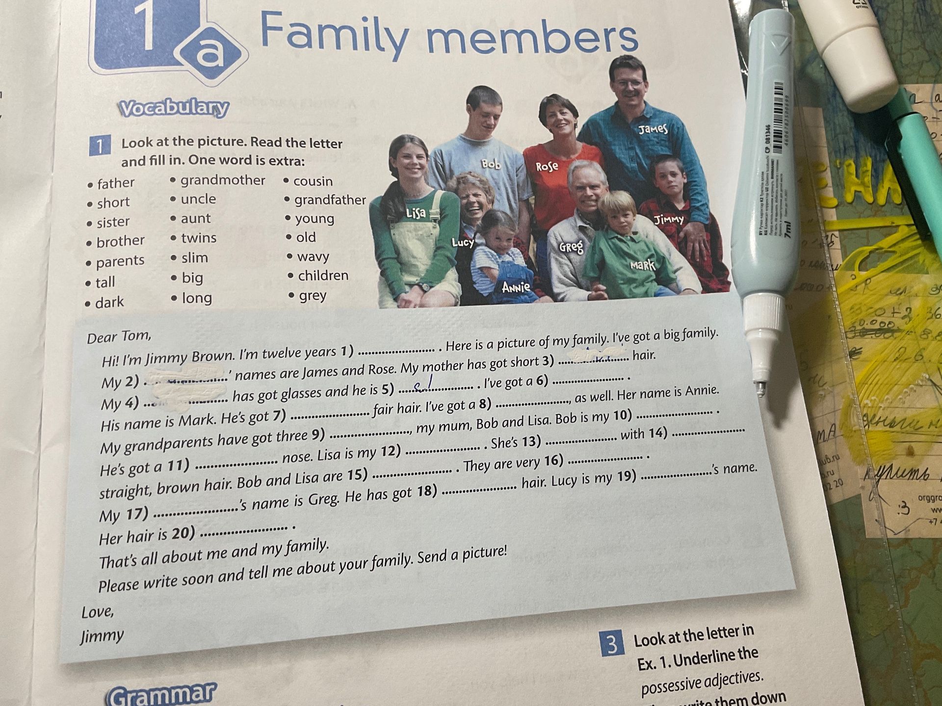 Фото задания: 1. Look at the picture. Read the letter and fill in. One word is extra: father, short, sister, brother, parents, tall,…