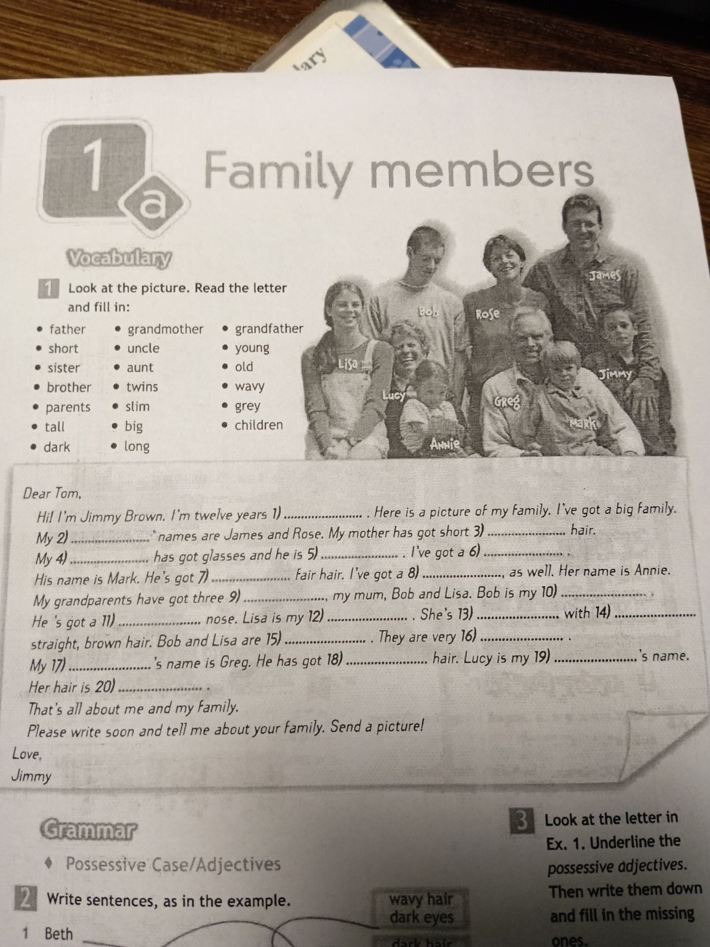 Фото задания: 1. Vocabulary. Look at the picture. Read the letter and fill in: father, short, sister, brother, parents, tall, dark,…