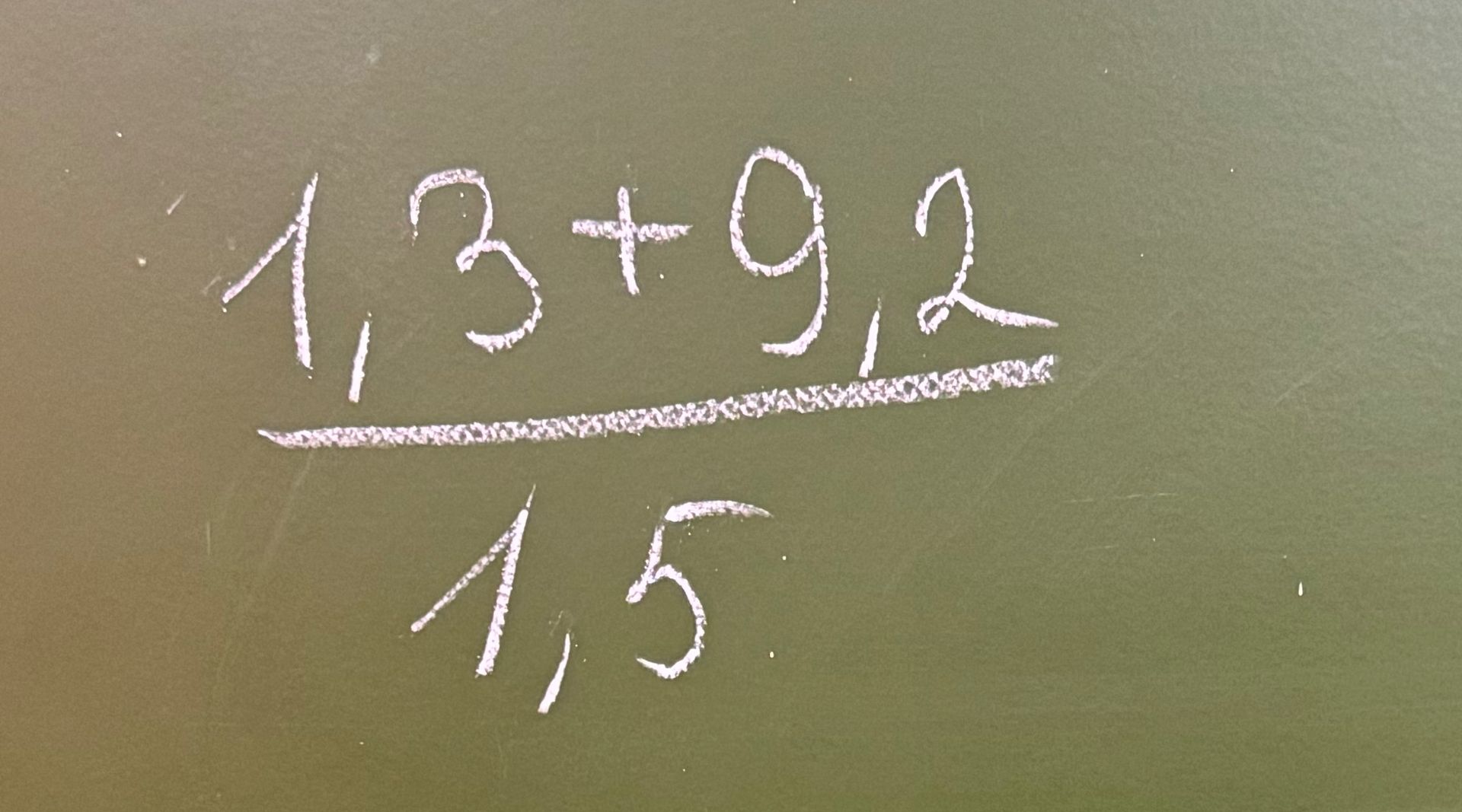Фото задания: \(\frac{1,5+9,2}{1,5}\)